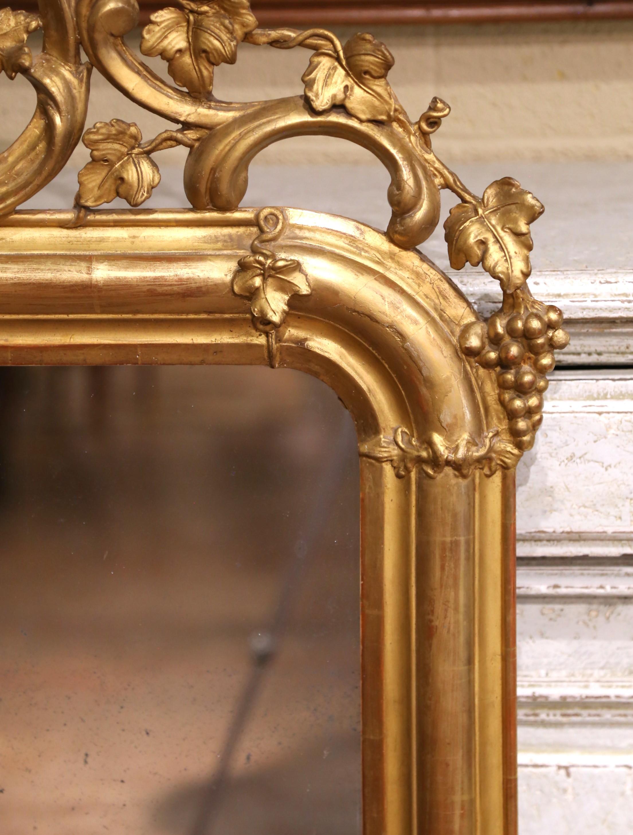 19. Jahrhundert Französisch Louis XV geschnitzt Giltwood Spiegel mit Trauben und Reben Motiv (Handgeschnitzt) im Angebot