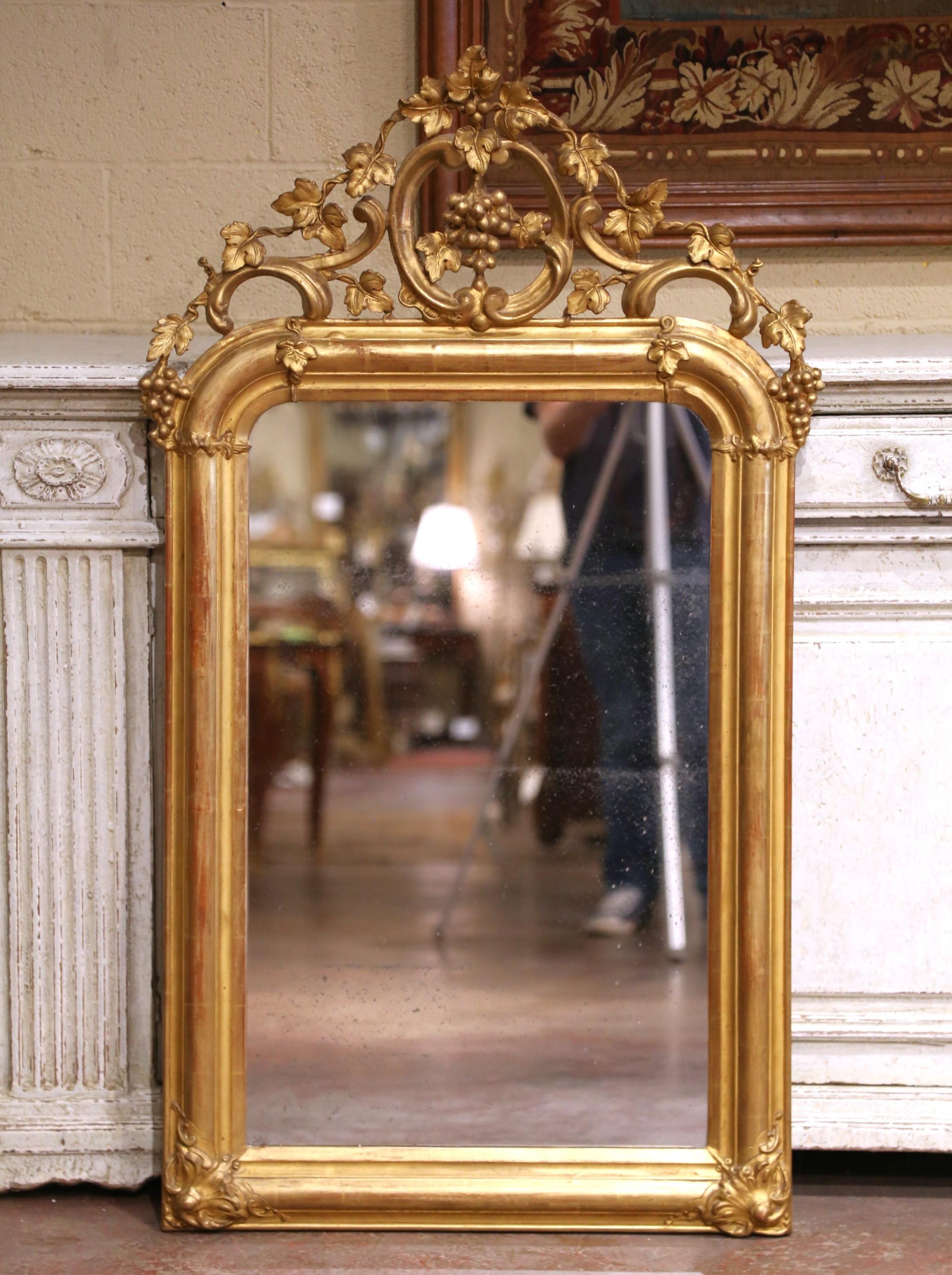 19. Jahrhundert Französisch Louis XV geschnitzt Giltwood Spiegel mit Trauben und Reben Motiv im Zustand „Hervorragend“ im Angebot in Dallas, TX