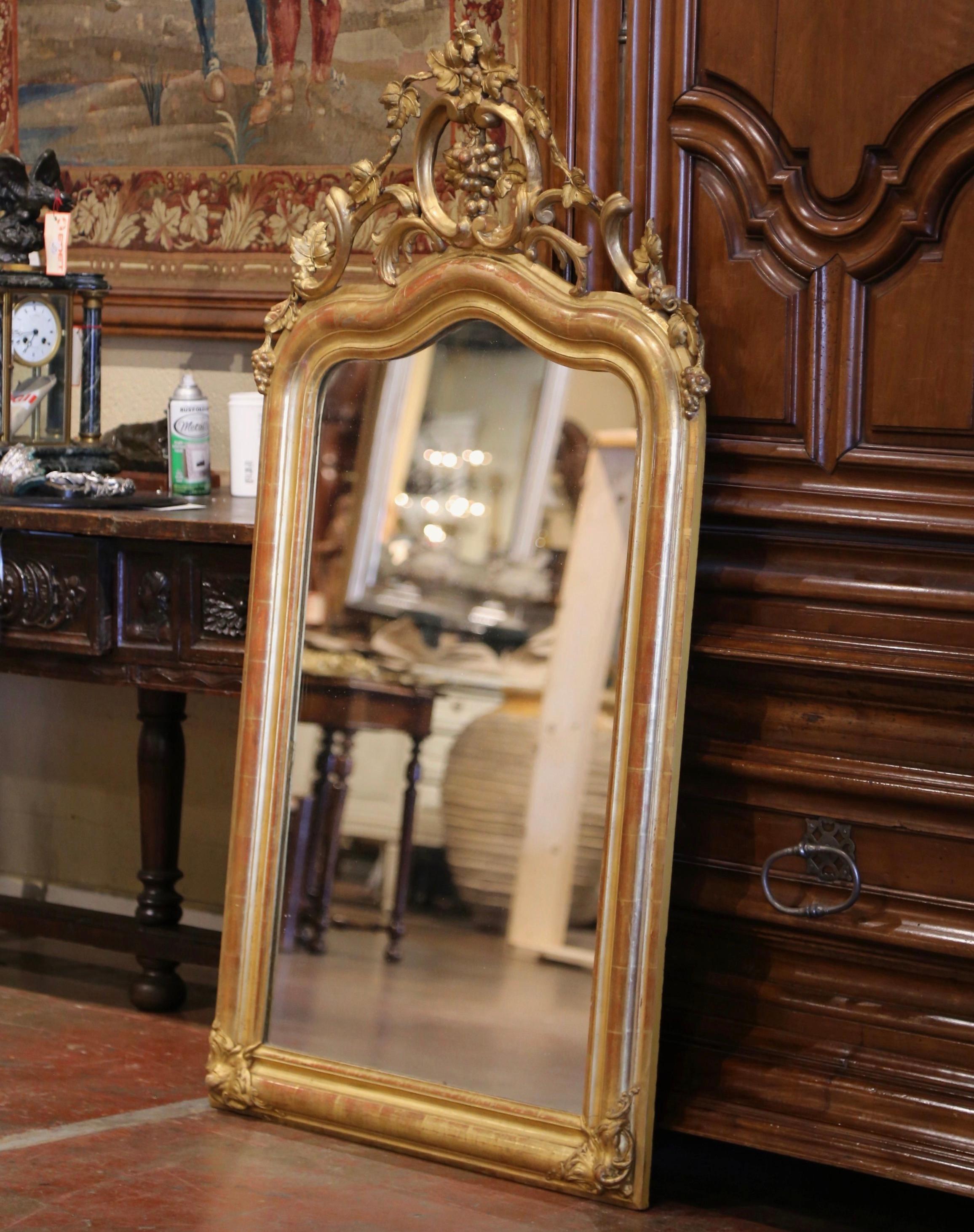 Specchio francese Luigi XV del XIX secolo in legno dorato intagliato con motivo di uva e vite in vendita 1