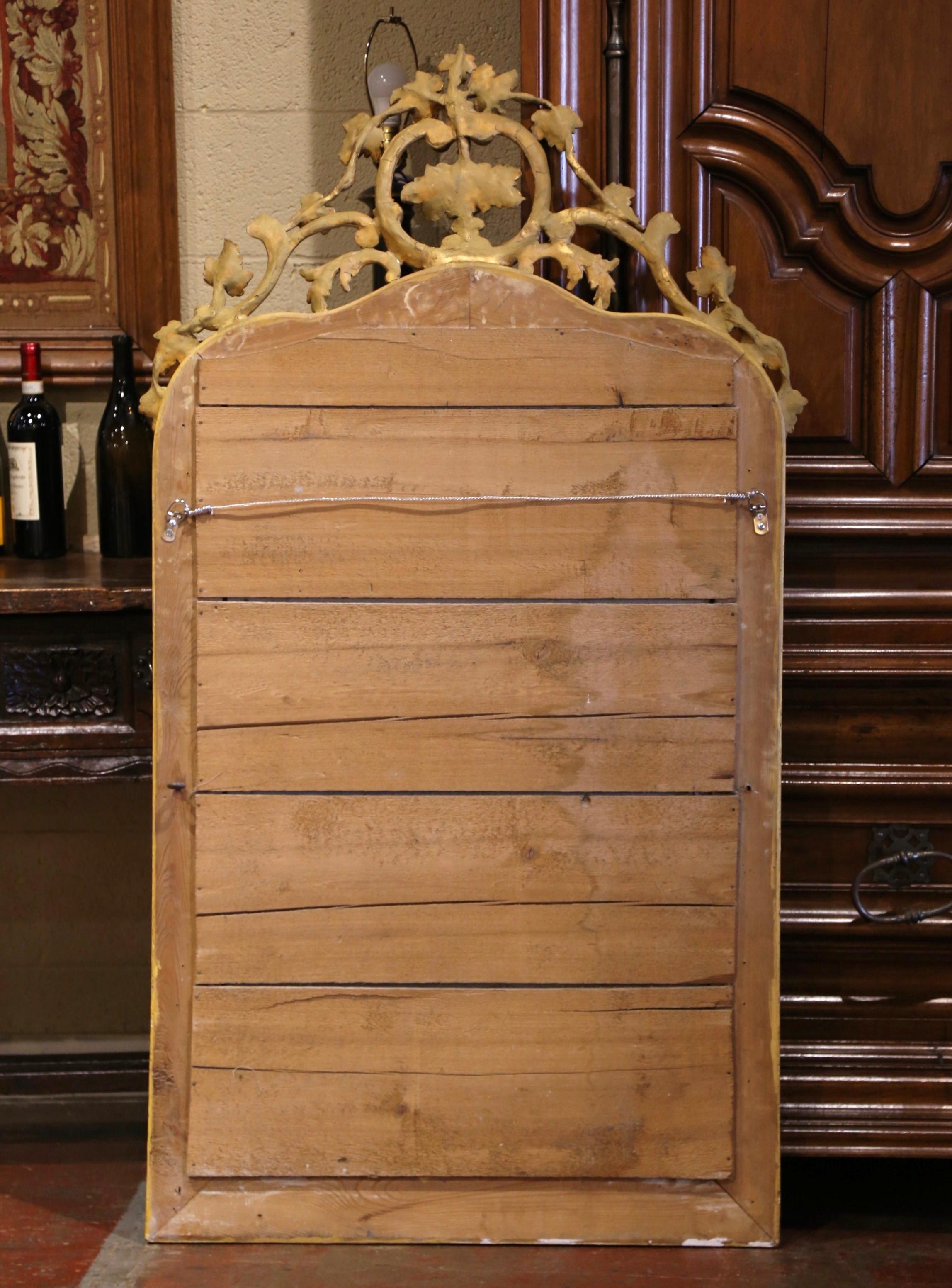 Specchio francese Luigi XV del XIX secolo in legno dorato intagliato con motivo di uva e vite in vendita 2