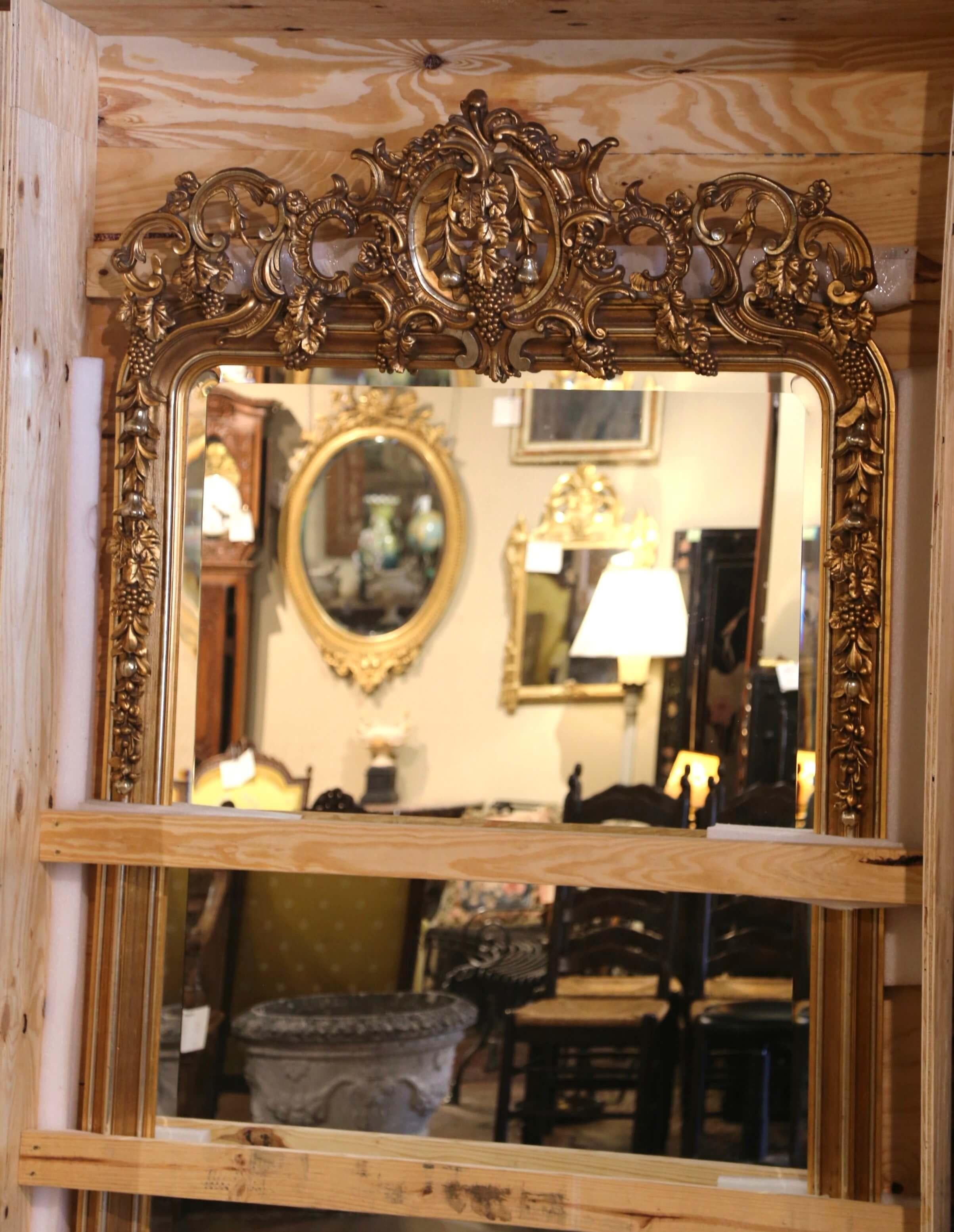 Specchio francese Luigi XV del XIX secolo in legno dorato intagliato con motivi di uva e vite in vendita 4