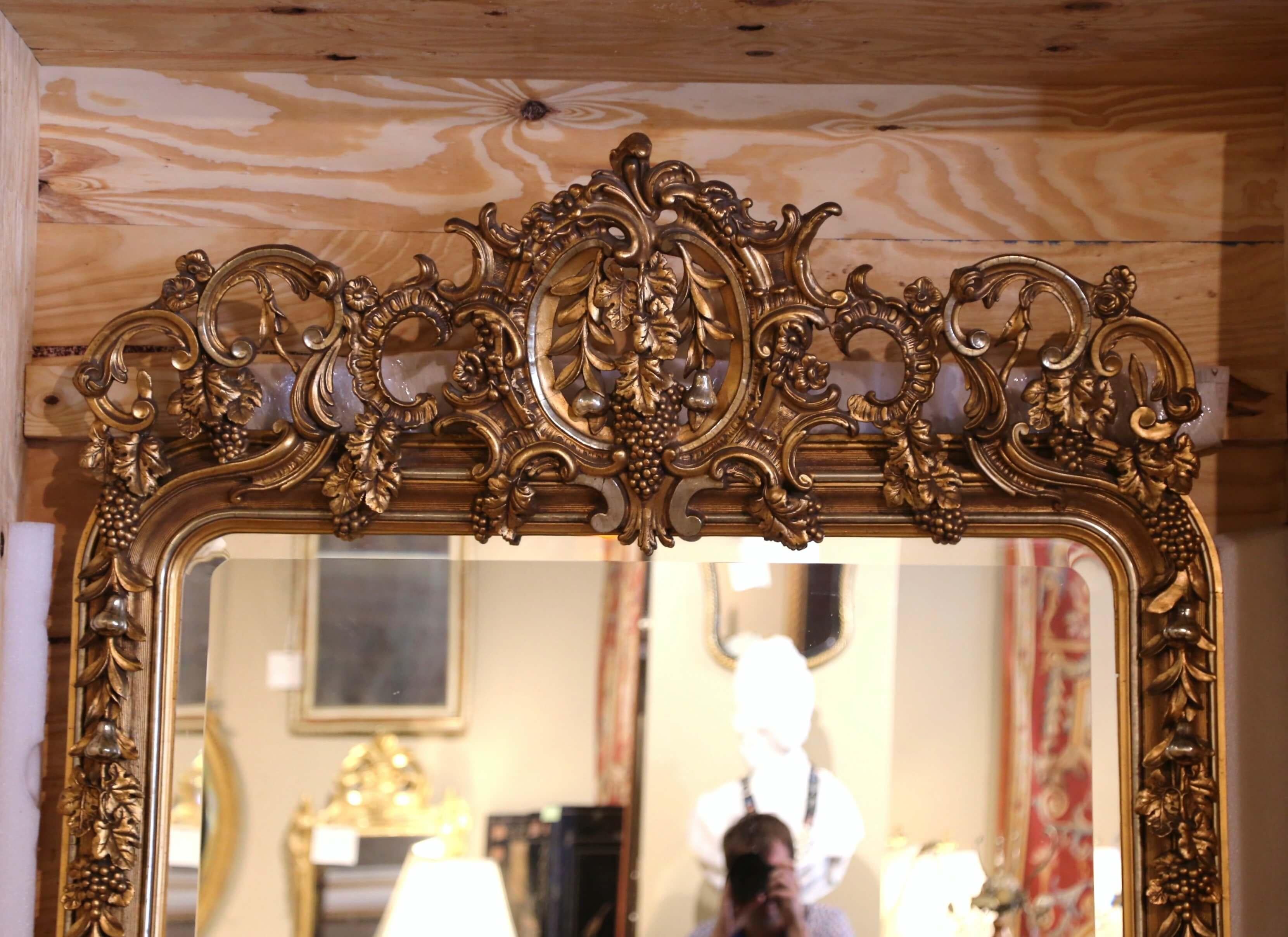 Specchio francese Luigi XV del XIX secolo in legno dorato intagliato con motivi di uva e vite in vendita 5