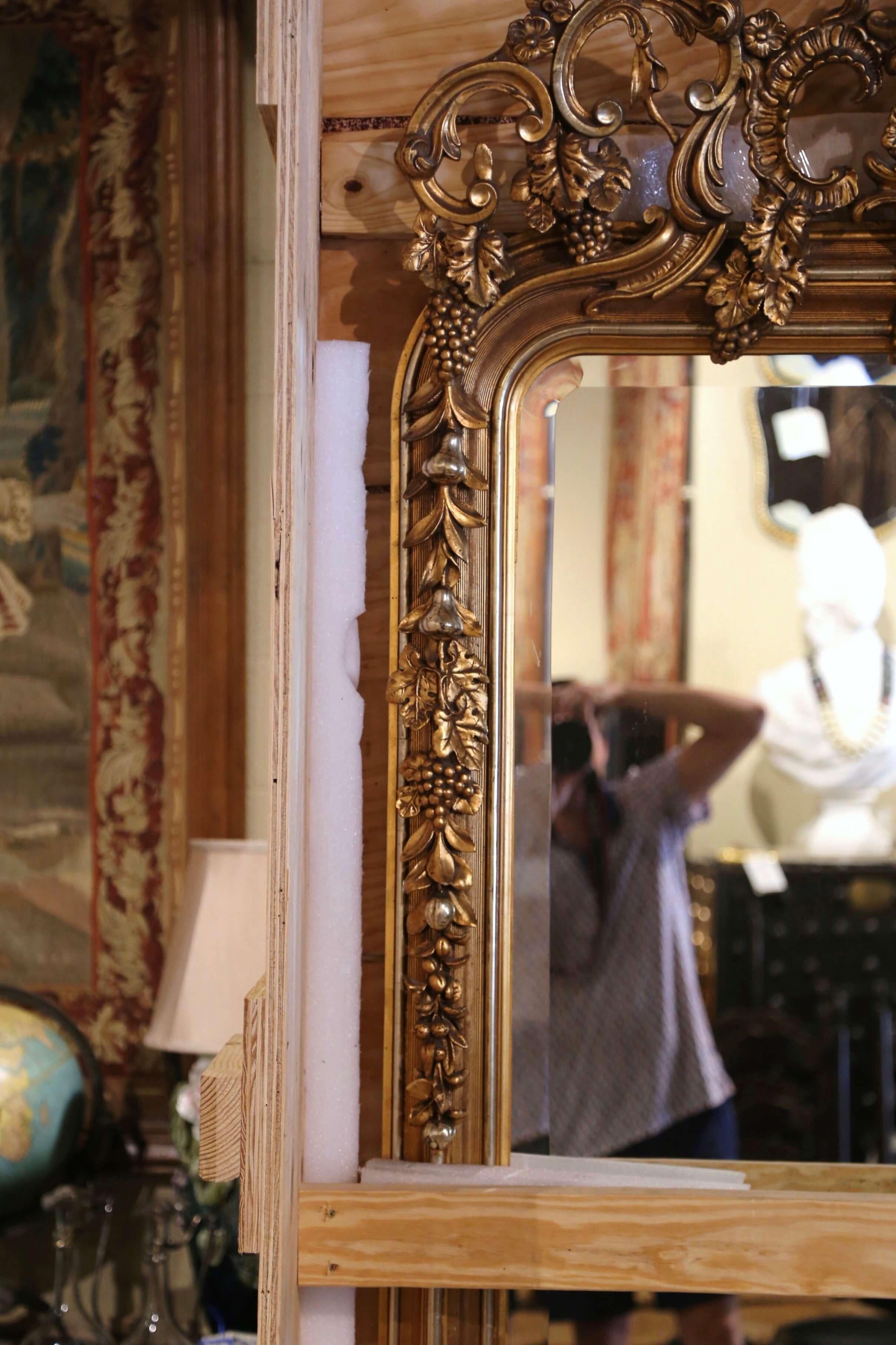 Specchio francese Luigi XV del XIX secolo in legno dorato intagliato con motivi di uva e vite in vendita 6