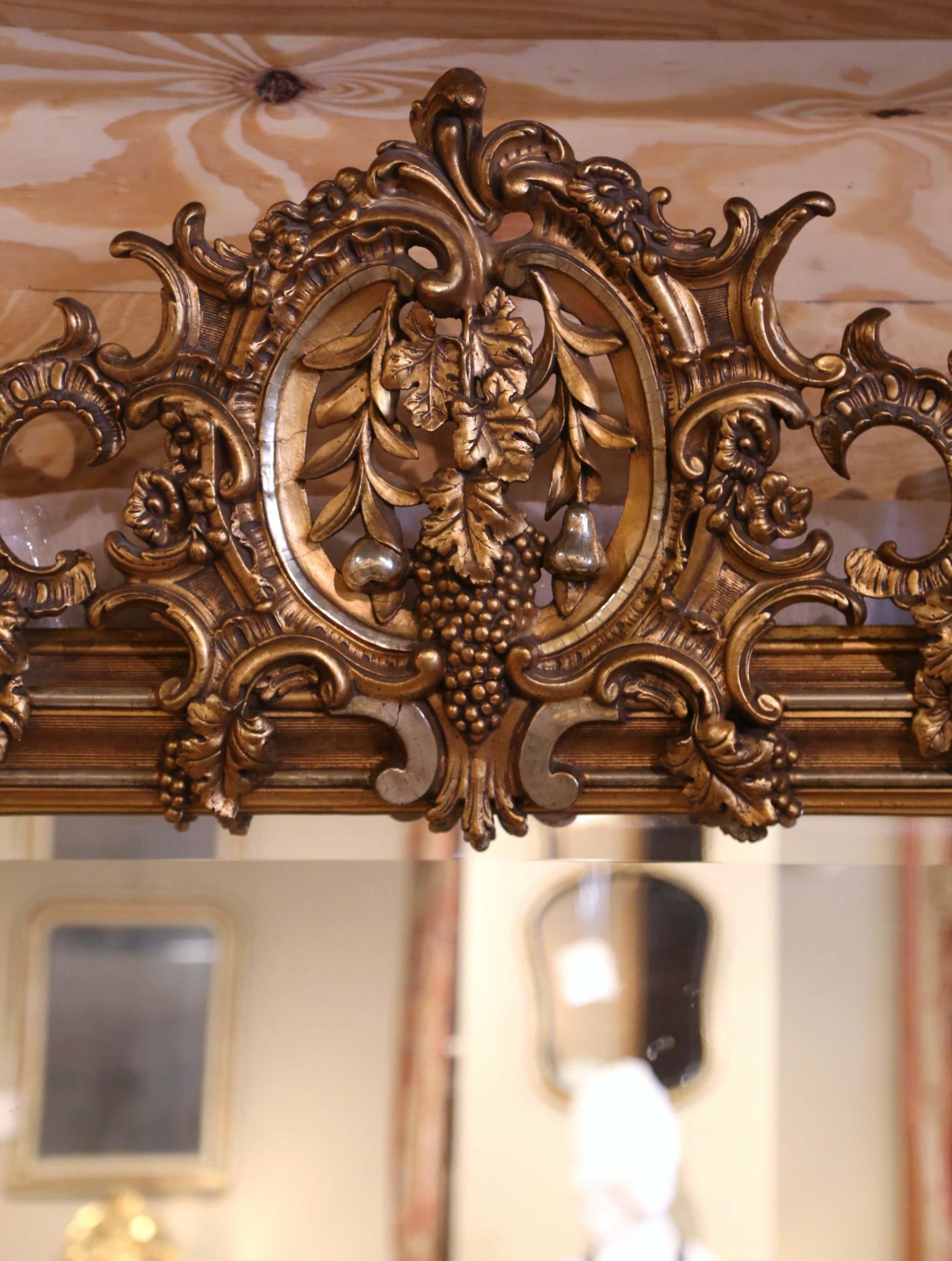 Specchio francese Luigi XV del XIX secolo in legno dorato intagliato con motivi di uva e vite in vendita 7
