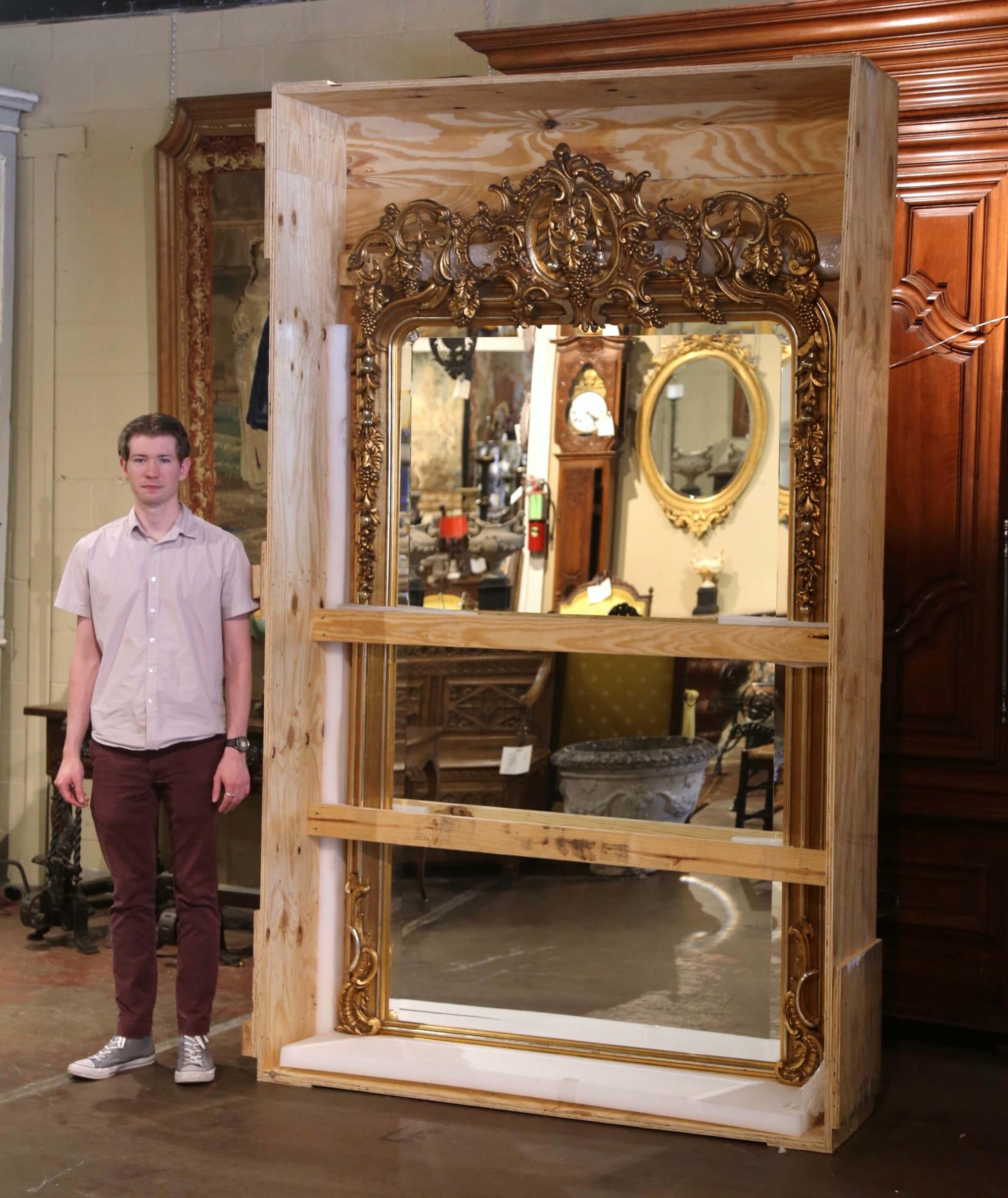 Specchio francese Luigi XV del XIX secolo in legno dorato intagliato con motivi di uva e vite in vendita 9