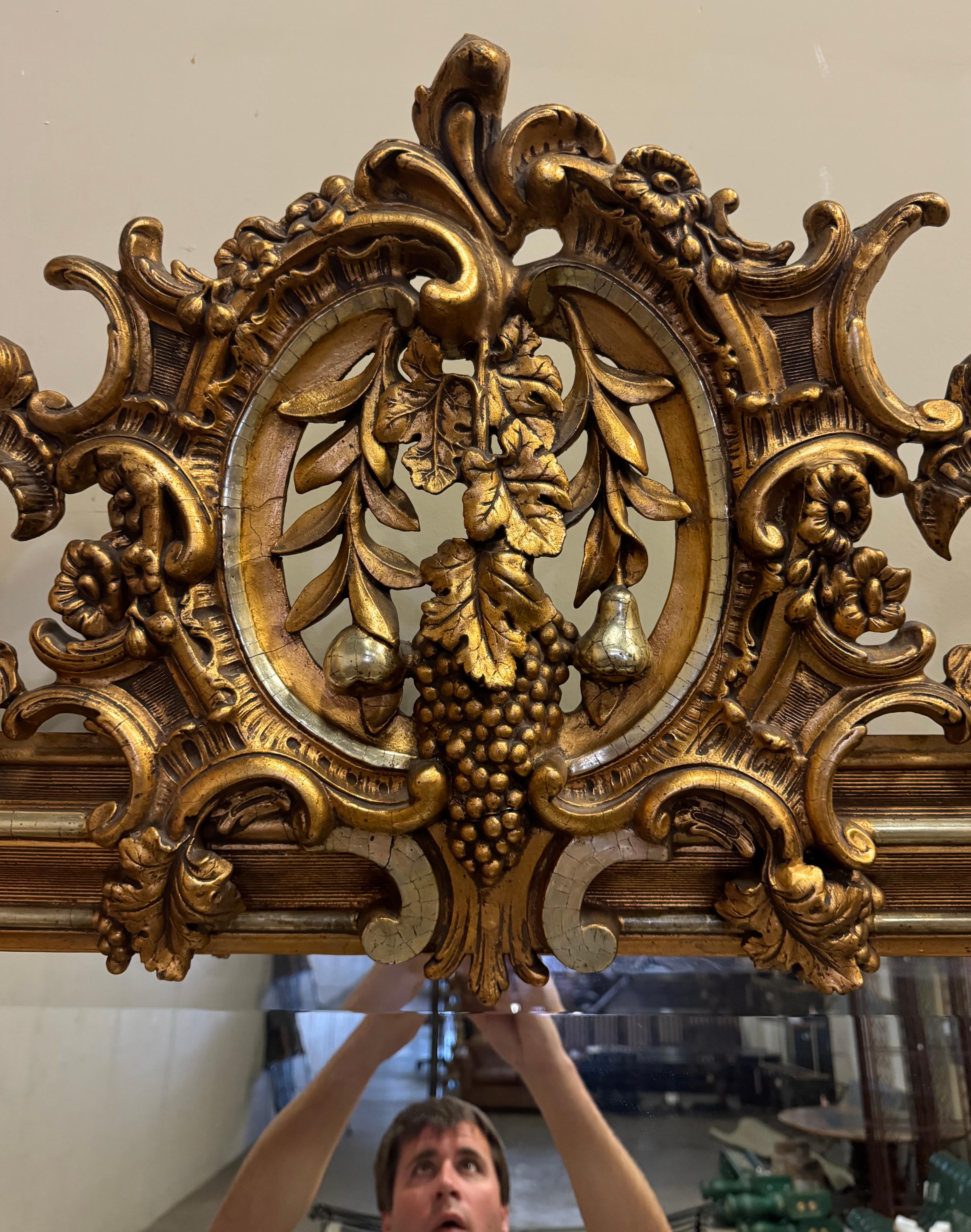 Intagliato a mano Specchio francese Luigi XV del XIX secolo in legno dorato intagliato con motivi di uva e vite in vendita