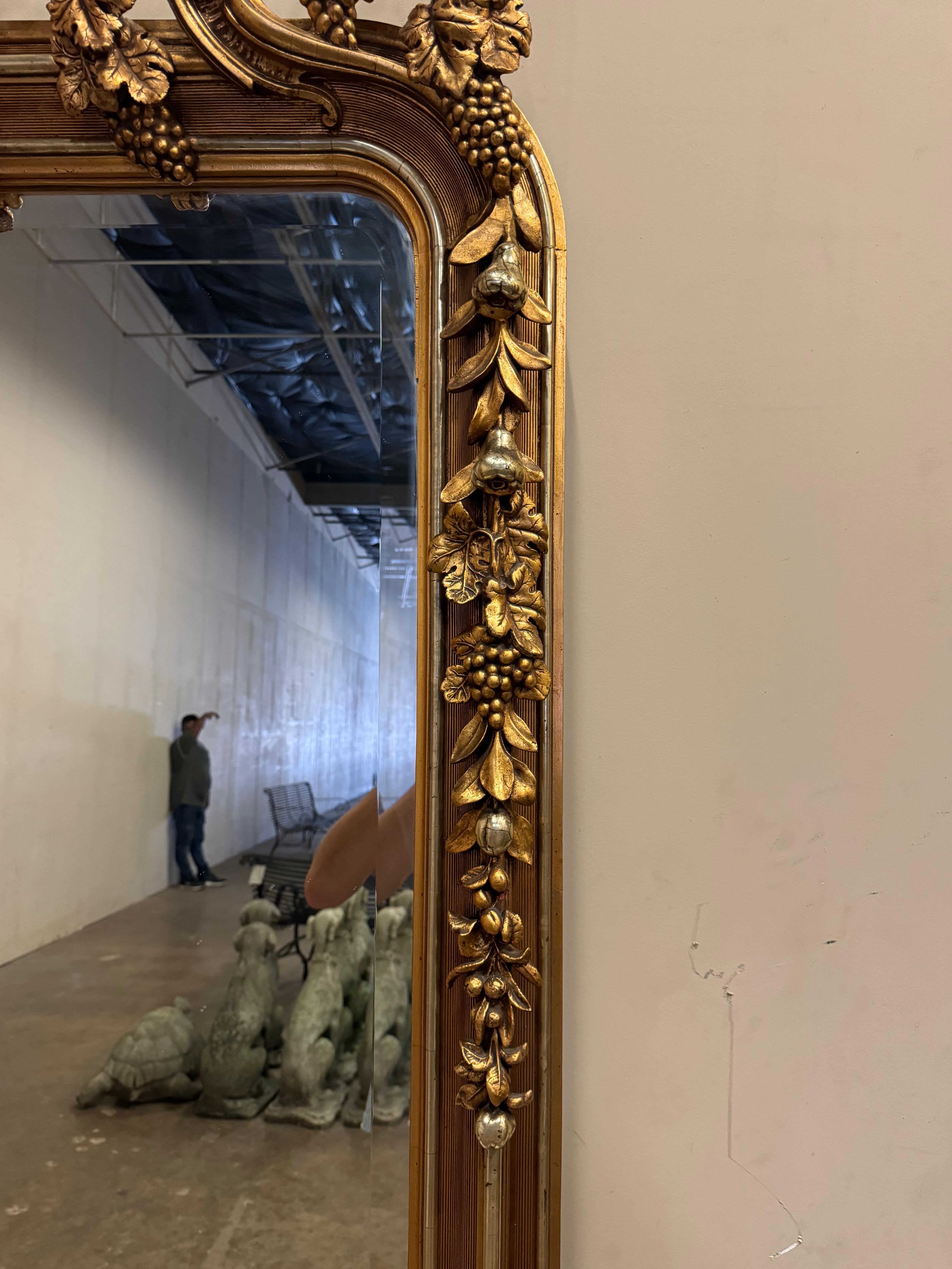 Specchio francese Luigi XV del XIX secolo in legno dorato intagliato con motivi di uva e vite In condizioni ottime in vendita a Dallas, TX