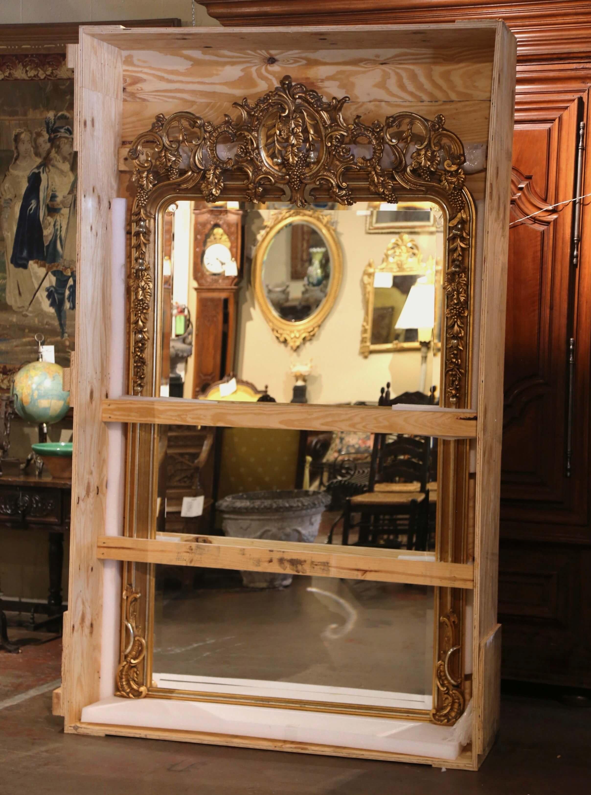Specchio francese Luigi XV del XIX secolo in legno dorato intagliato con motivi di uva e vite in vendita 3