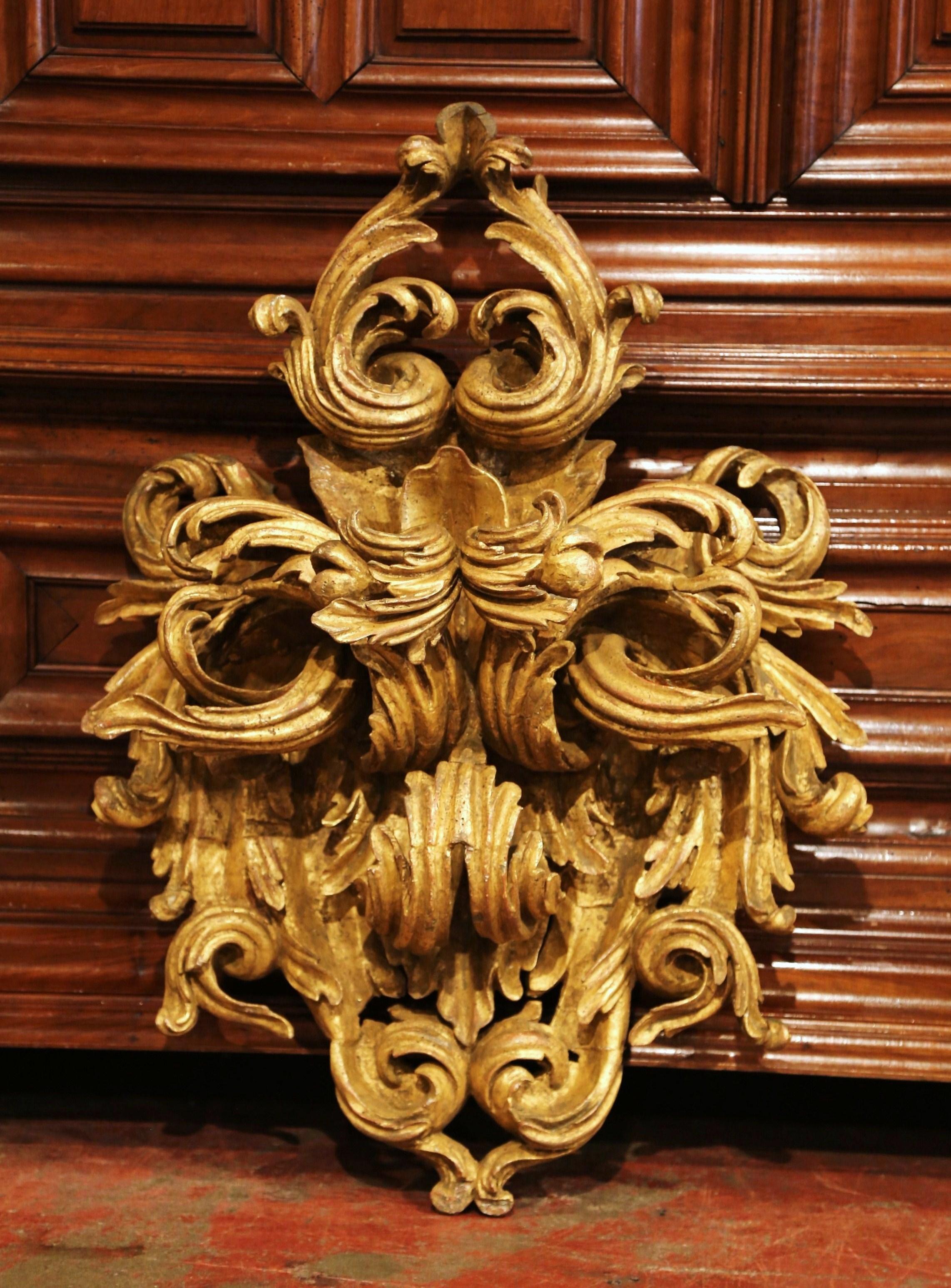 19th Century French Louis XV Carved Giltwood Ornament with Acanthus Leaf Decor In Excellent Condition In Dallas, TX