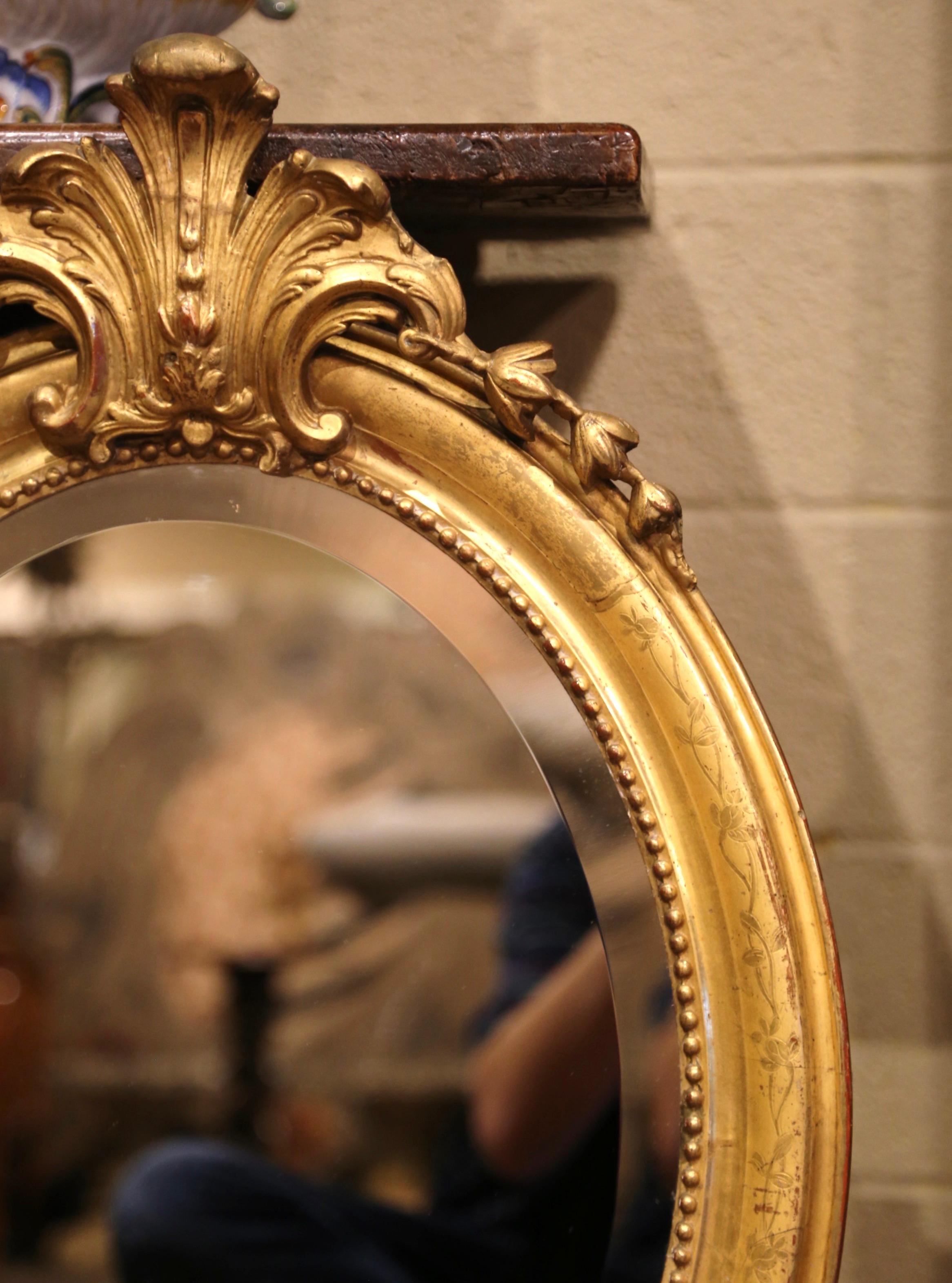 Sculpté à la main Miroir ovale Louis XV du 19ème siècle en bois doré sculpté avec cartouche en coquillage en vente
