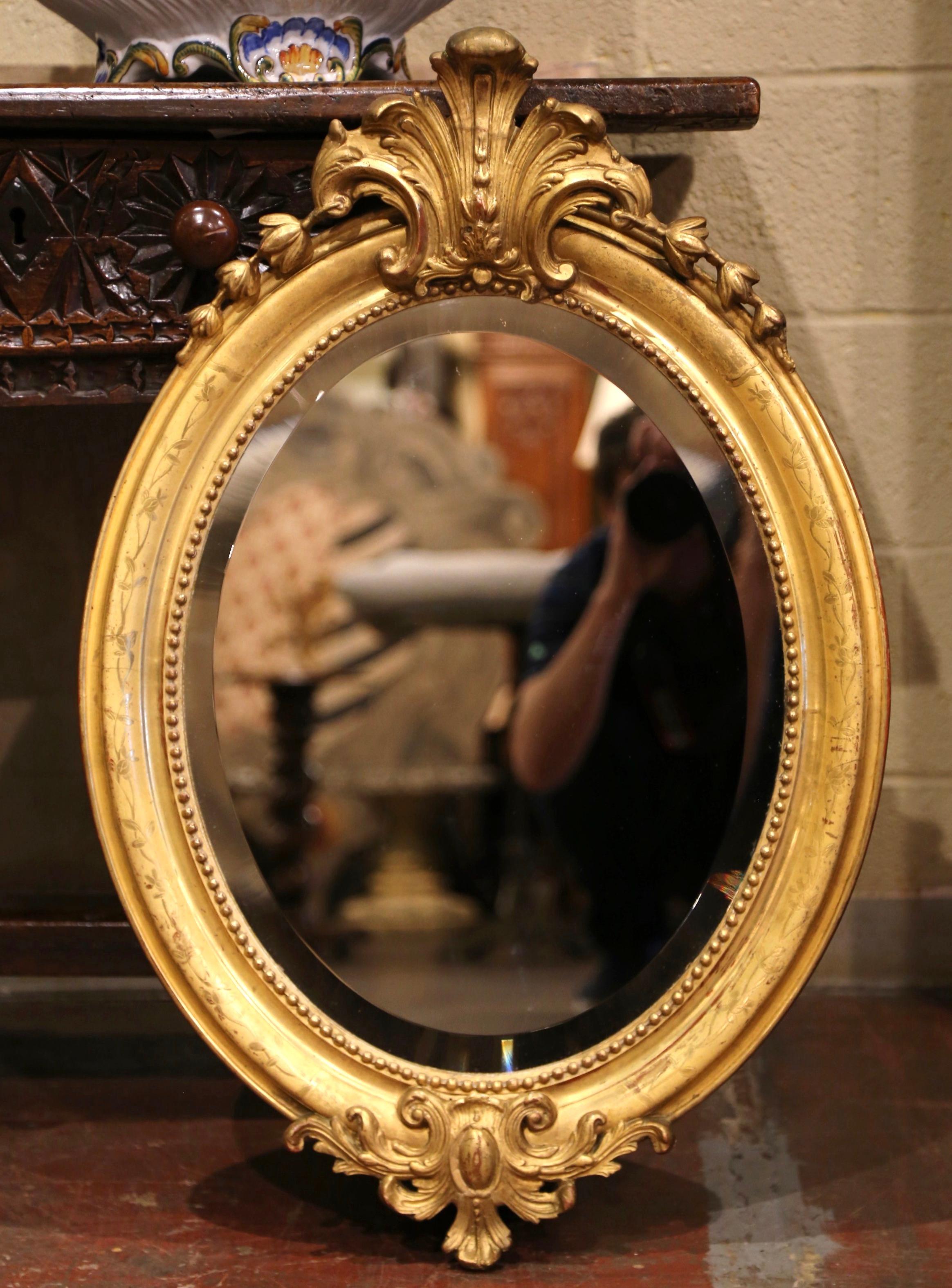 Specchio ovale in legno dorato intagliato Luigi XV del XIX secolo con cartiglio a conchiglia In condizioni ottime in vendita a Dallas, TX