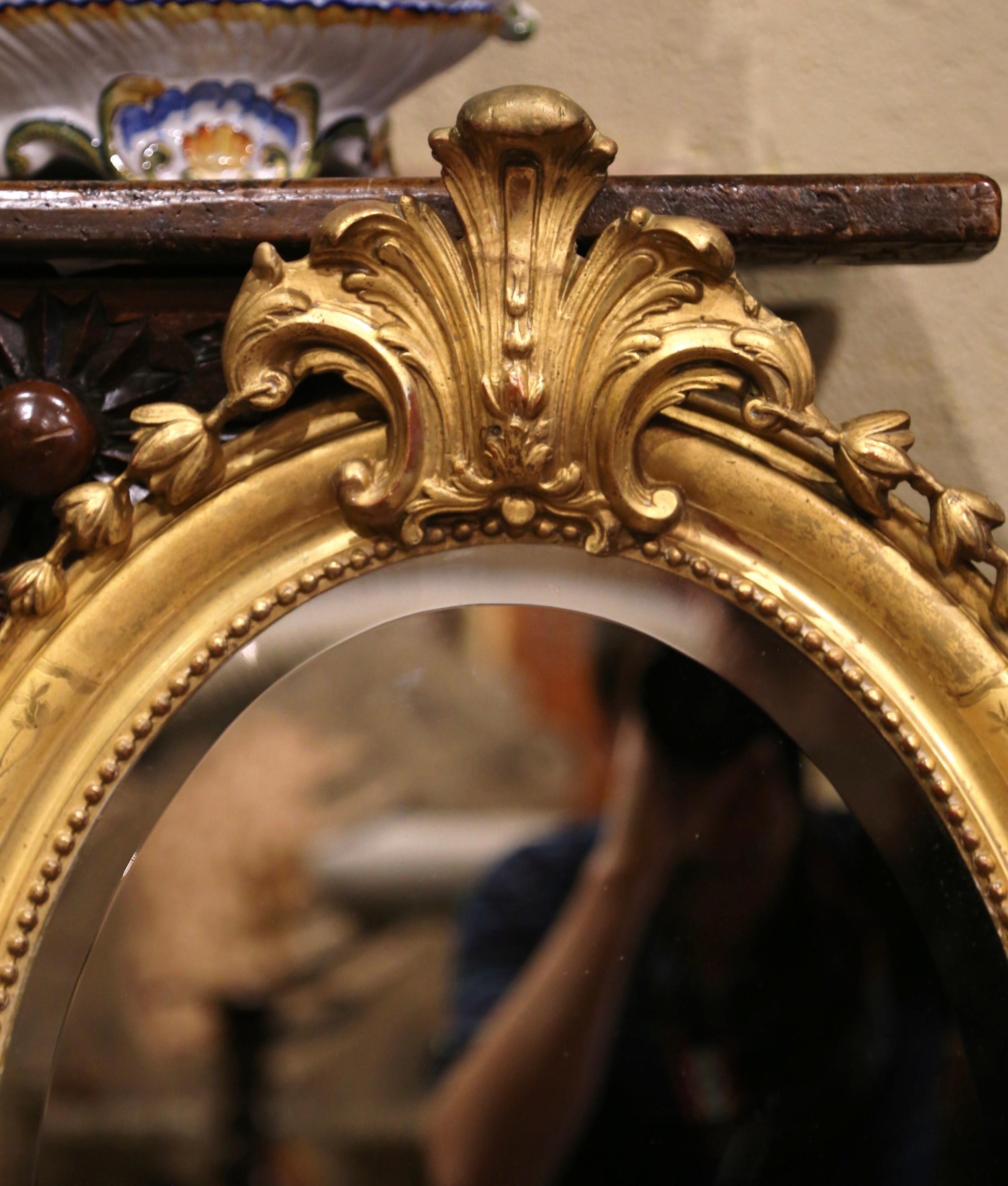 XIXe siècle Miroir ovale Louis XV du 19ème siècle en bois doré sculpté avec cartouche en coquillage en vente