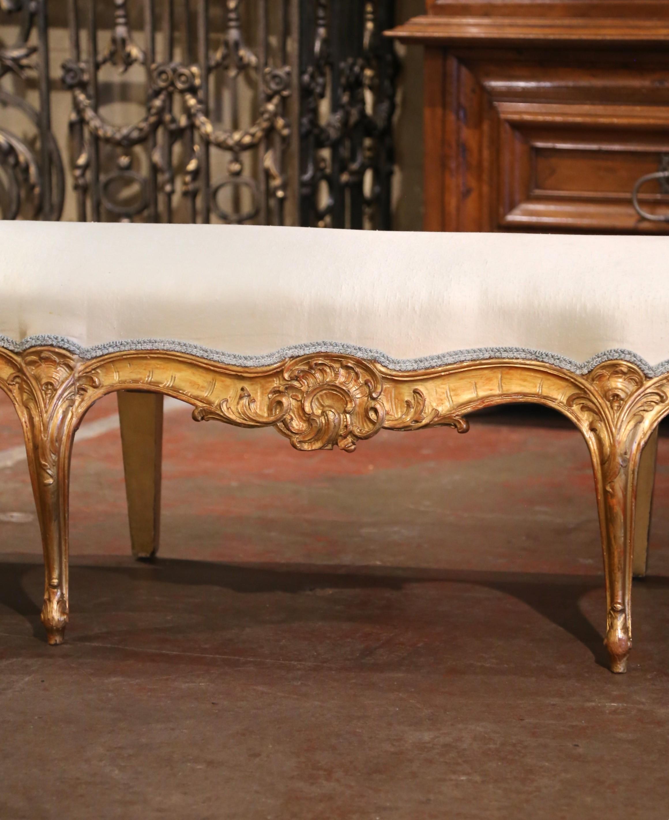 Français Banc à huit pieds Louis XV du 19ème siècle en bois doré sculpté et tapissé en vente