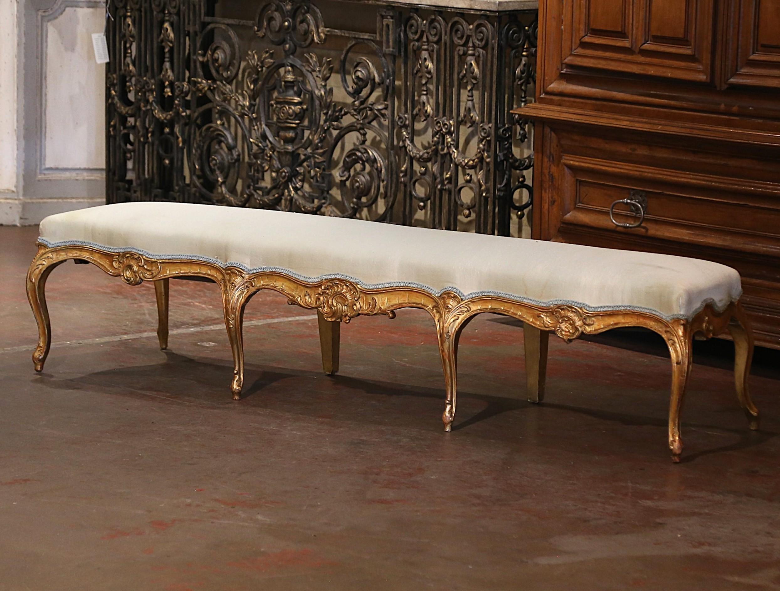 Sculpté à la main Banc à huit pieds Louis XV du 19ème siècle en bois doré sculpté et tapissé en vente