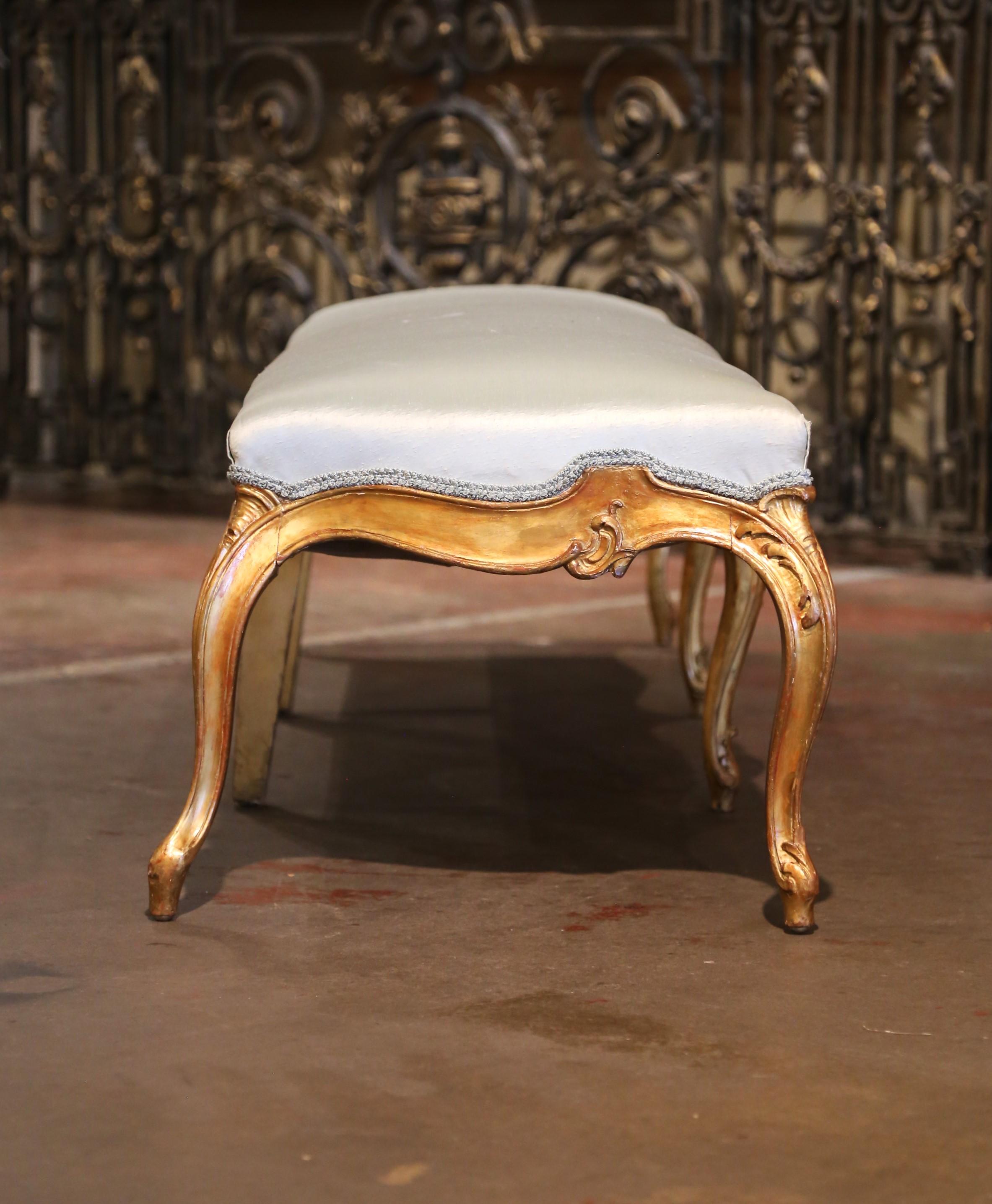Banc à huit pieds Louis XV du 19ème siècle en bois doré sculpté et tapissé Excellent état - En vente à Dallas, TX