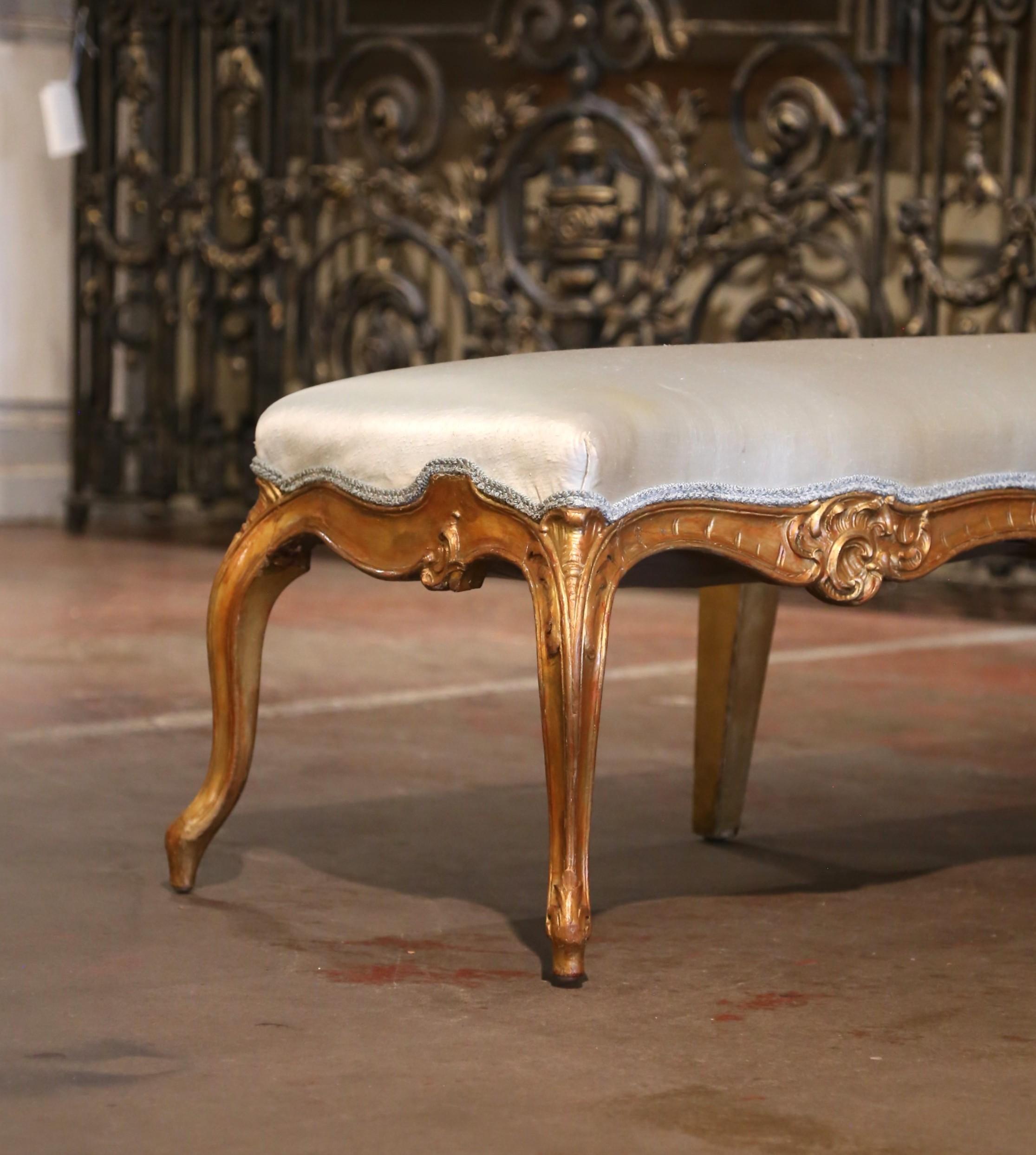 XIXe siècle Banc à huit pieds Louis XV du 19ème siècle en bois doré sculpté et tapissé en vente