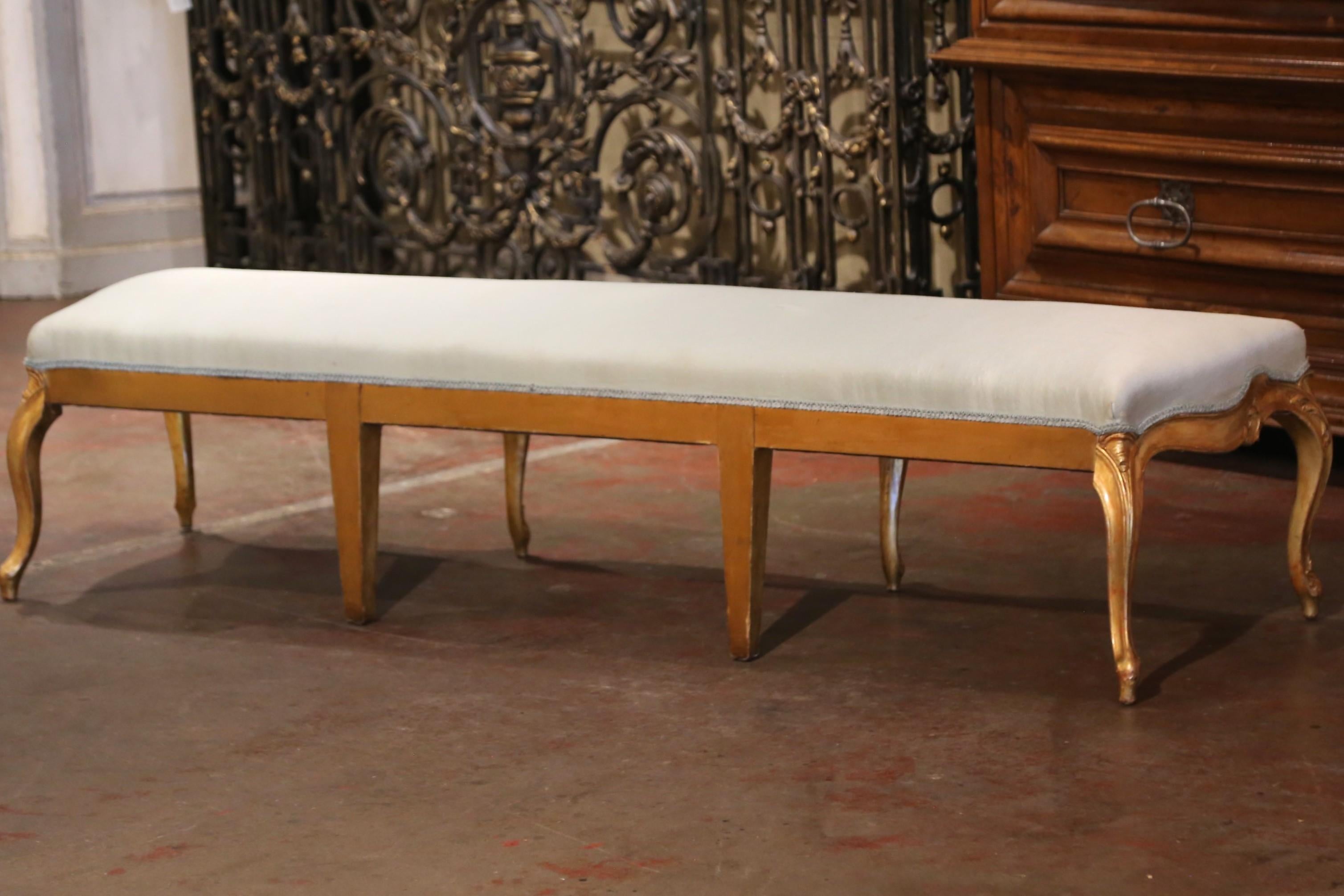 Tissu Banc à huit pieds Louis XV du 19ème siècle en bois doré sculpté et tapissé en vente