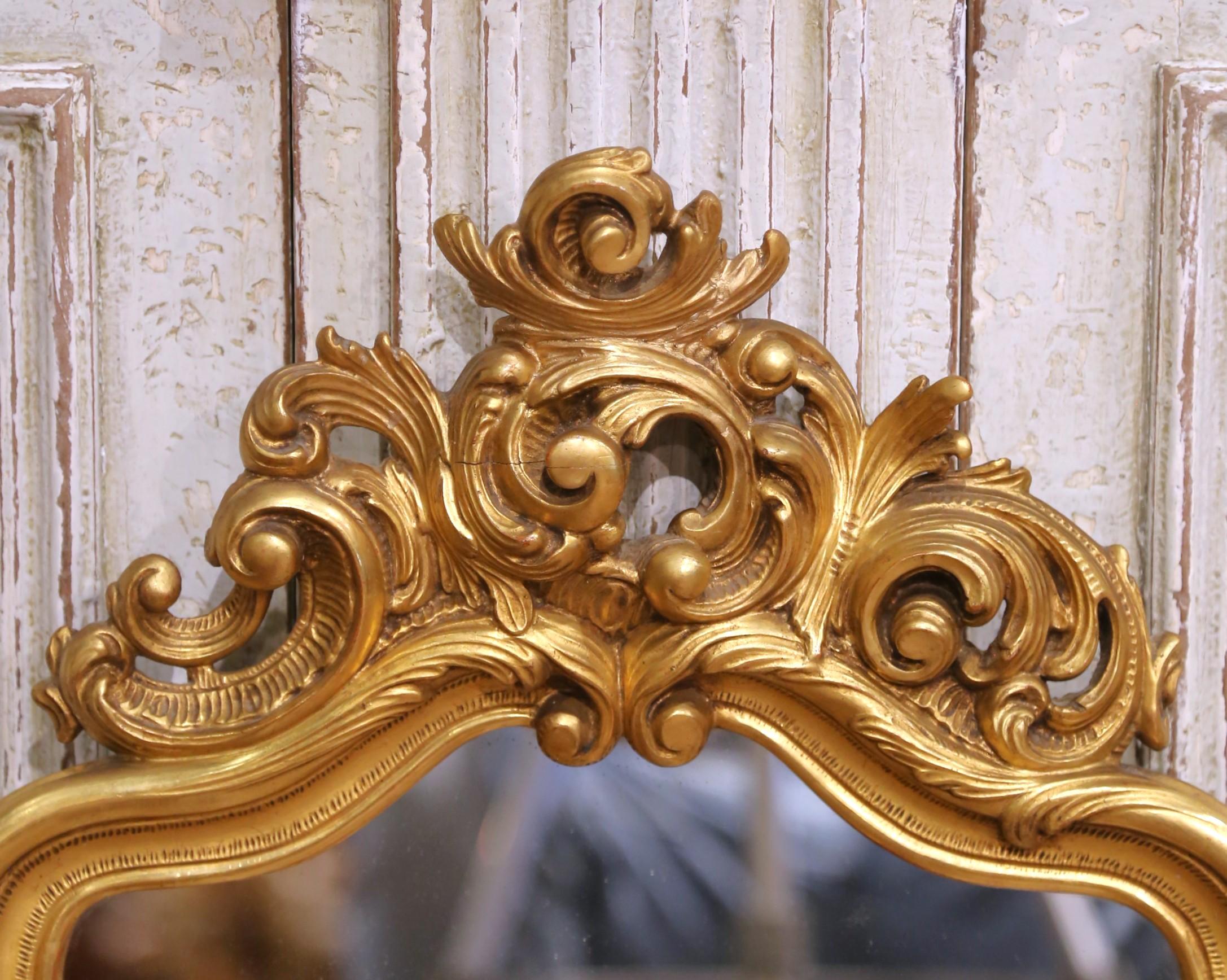 Espejo de pared de madera dorada tallada Luis XV francés del siglo XIX procedente de Provenza Francés en venta
