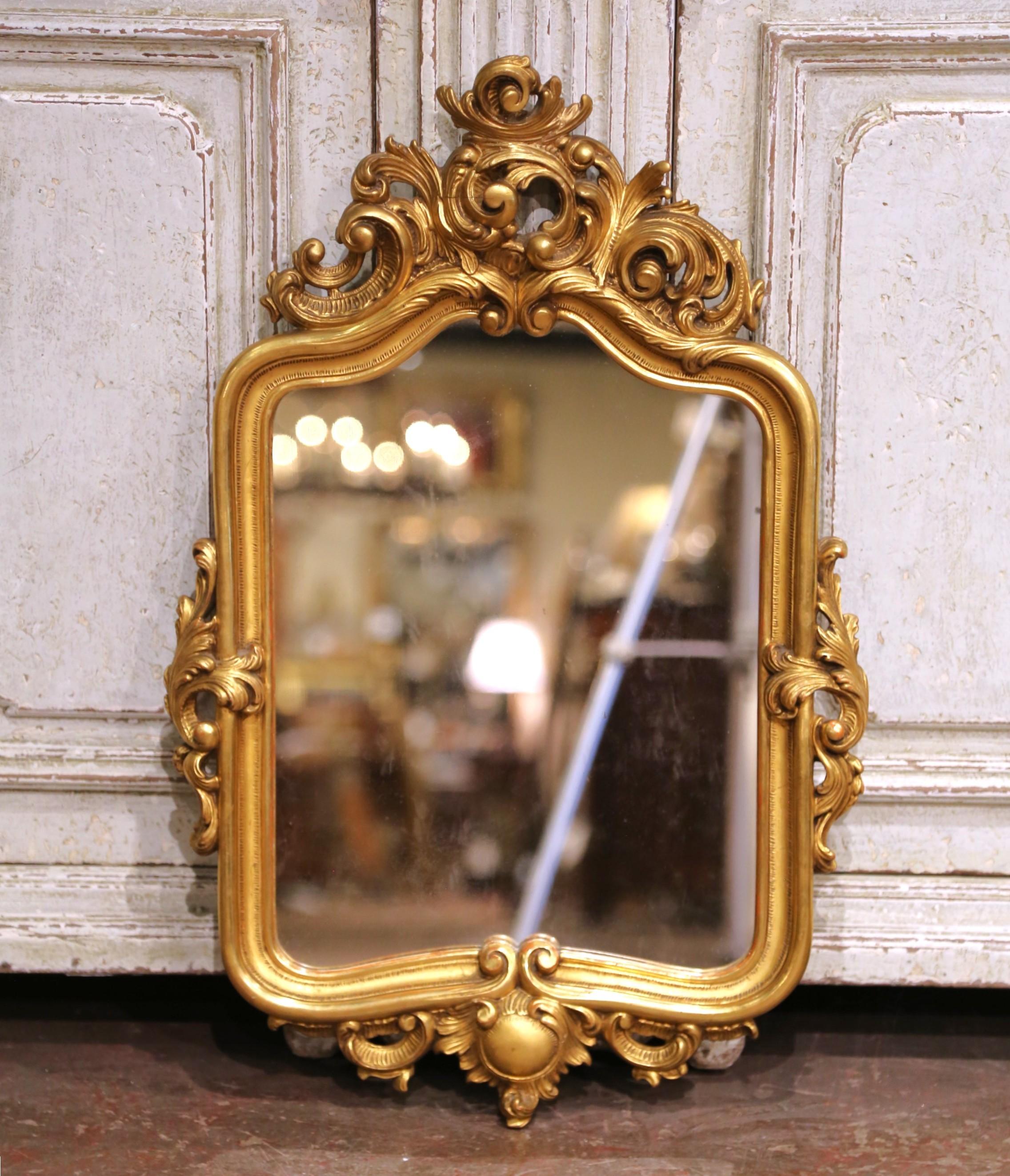 Espejo de pared de madera dorada tallada Luis XV francés del siglo XIX procedente de Provenza Tallado a mano en venta
