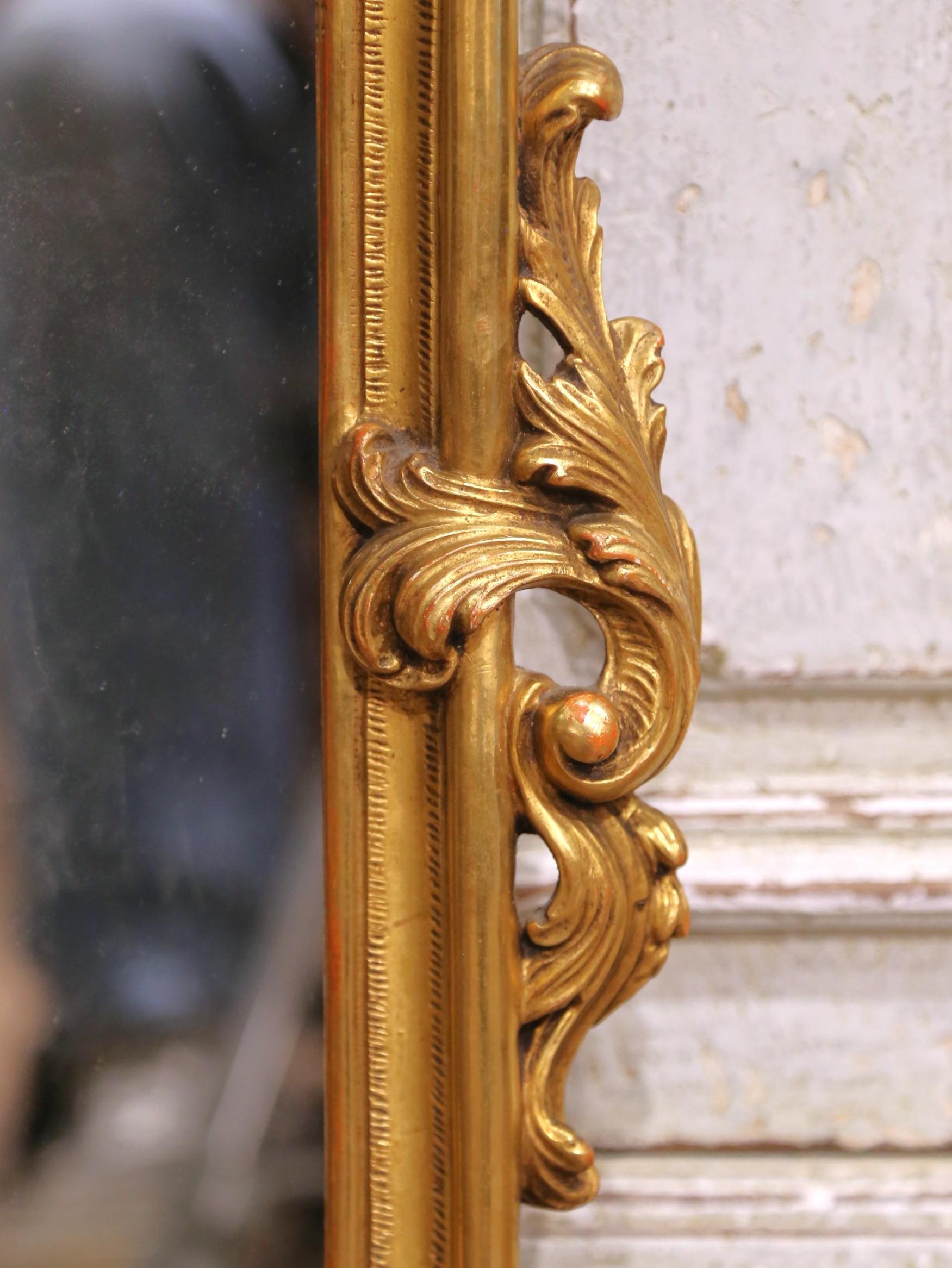 Espejo de pared de madera dorada tallada Luis XV francés del siglo XIX procedente de Provenza en Excelente estado para la venta en Dallas, TX