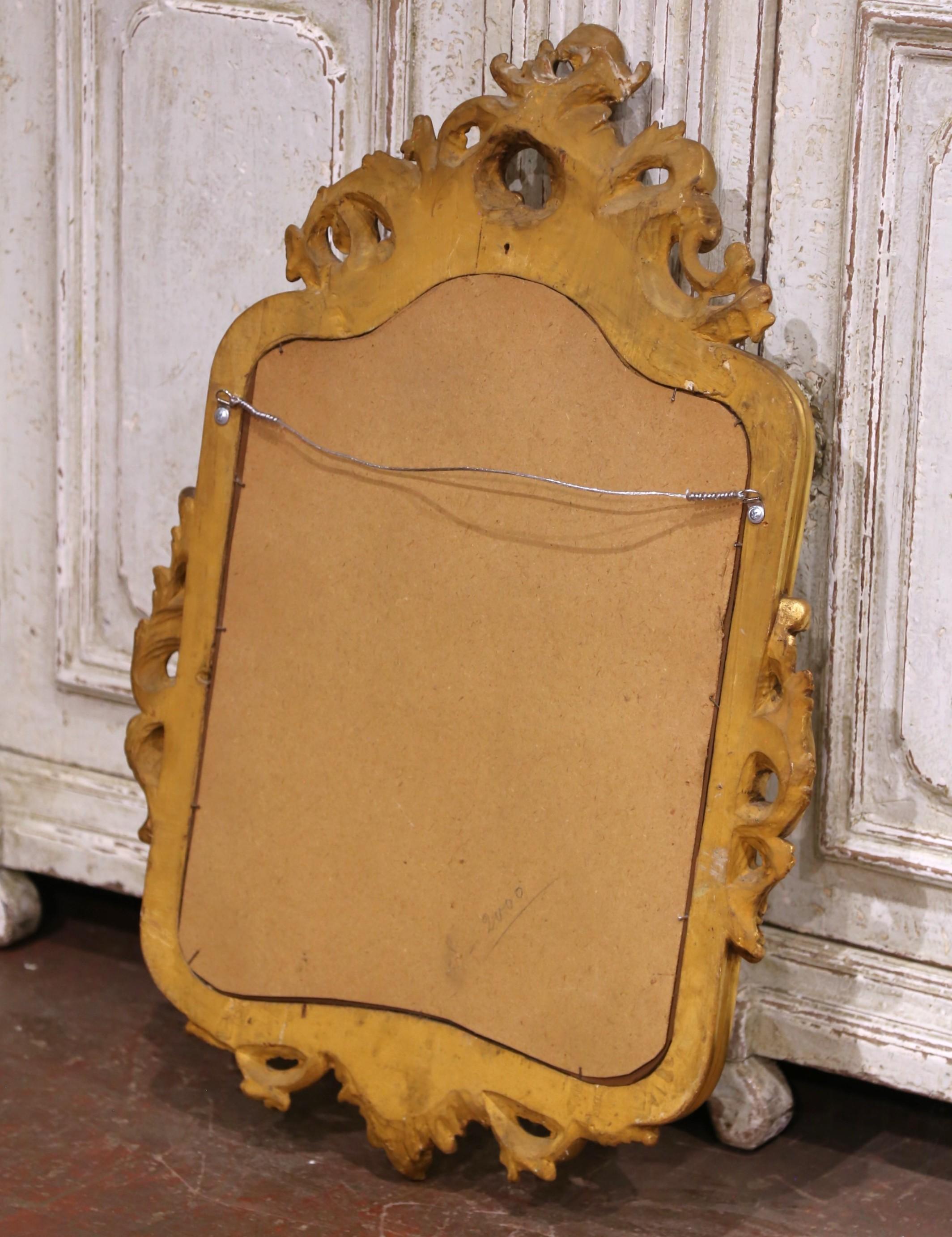 Espejo de pared de madera dorada tallada Luis XV francés del siglo XIX procedente de Provenza en venta 1