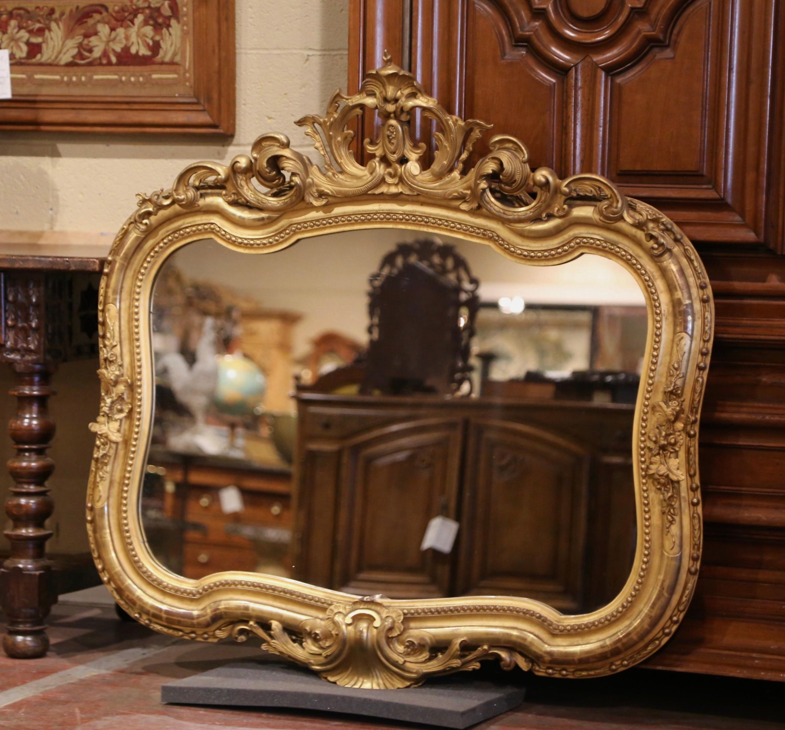 Dekorieren Sie ein Badezimmer, einen Eingang oder einen Flur mit diesem eleganten antiken Spiegel. Der um 1860 in Frankreich gefertigte, horizontale Wandspiegel ist mit einer handgeschnitzten, durchbrochenen Kartusche am Giebel verziert, die in der