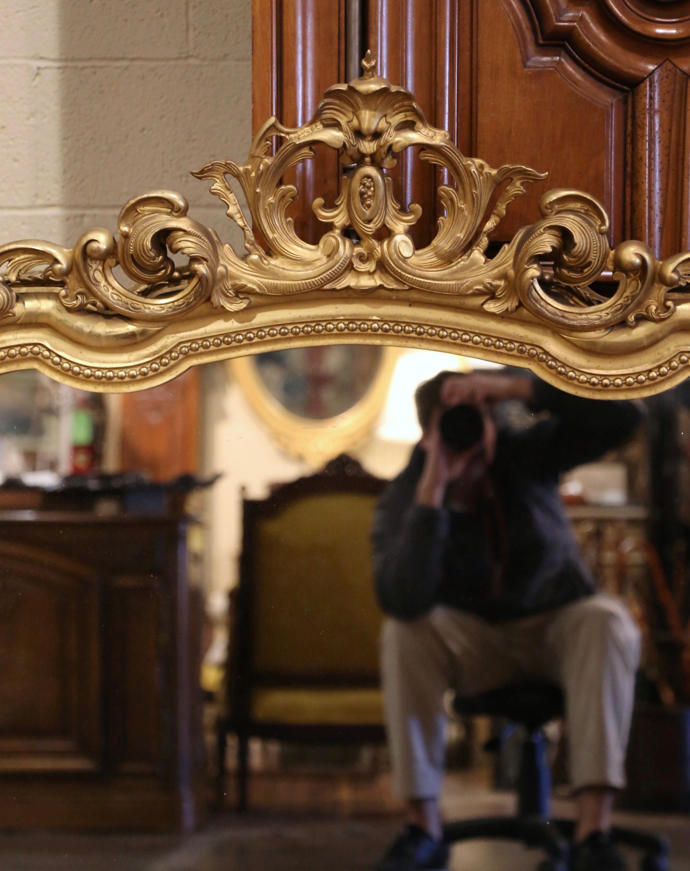 Französischer Louis XV.-Wandspiegel aus geschnitztem vergoldetem Holz mit Muschelkartusche aus dem 19. Jahrhundert im Zustand „Hervorragend“ im Angebot in Dallas, TX