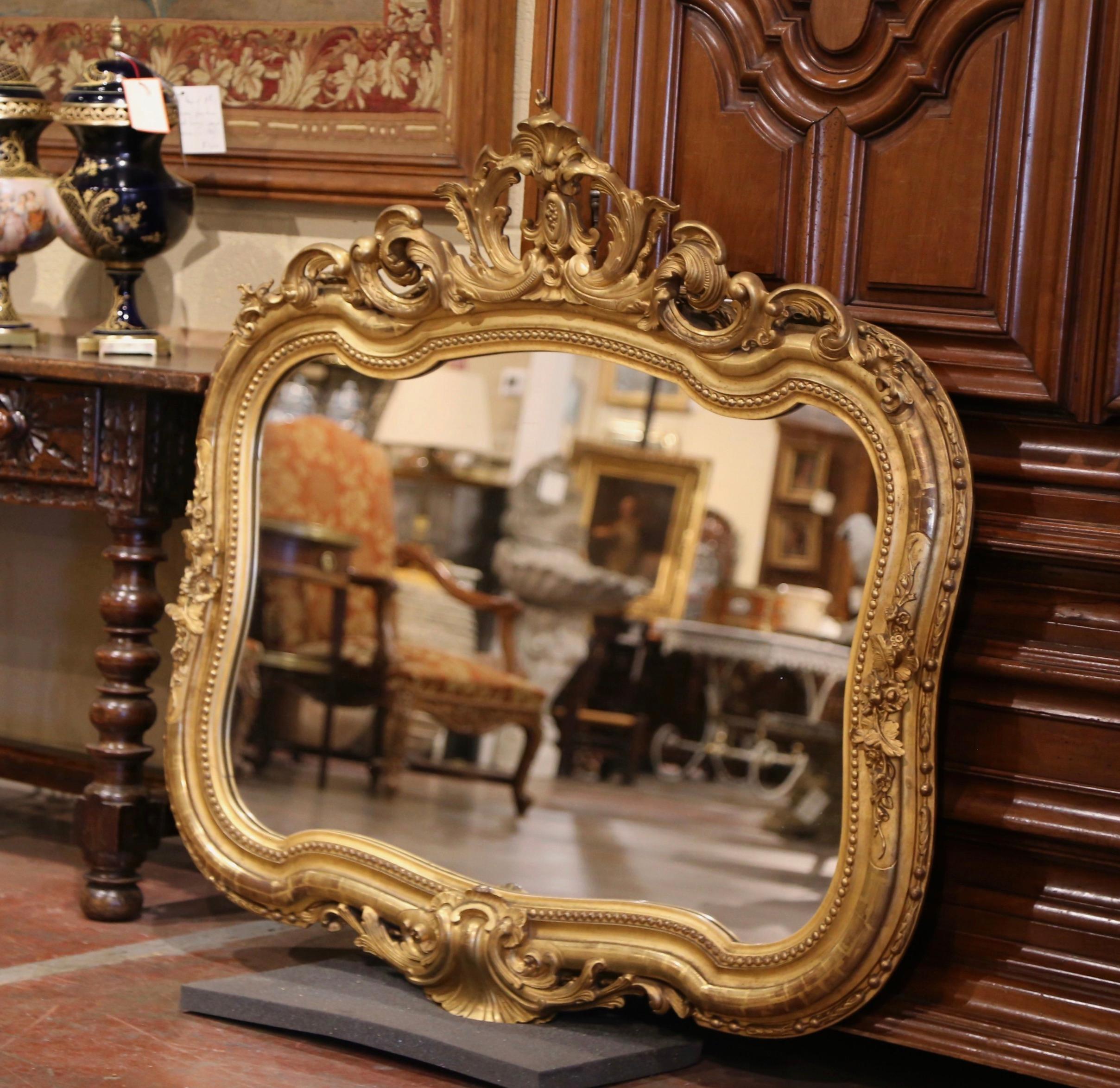 19th Century French Louis XV Carved Giltwood Wall Mirror with Shell Cartouche For Sale 5