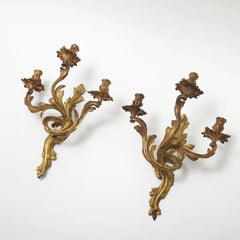 Pareja de apliques franceses del siglo XIX de madera dorada tallada Luis XV
