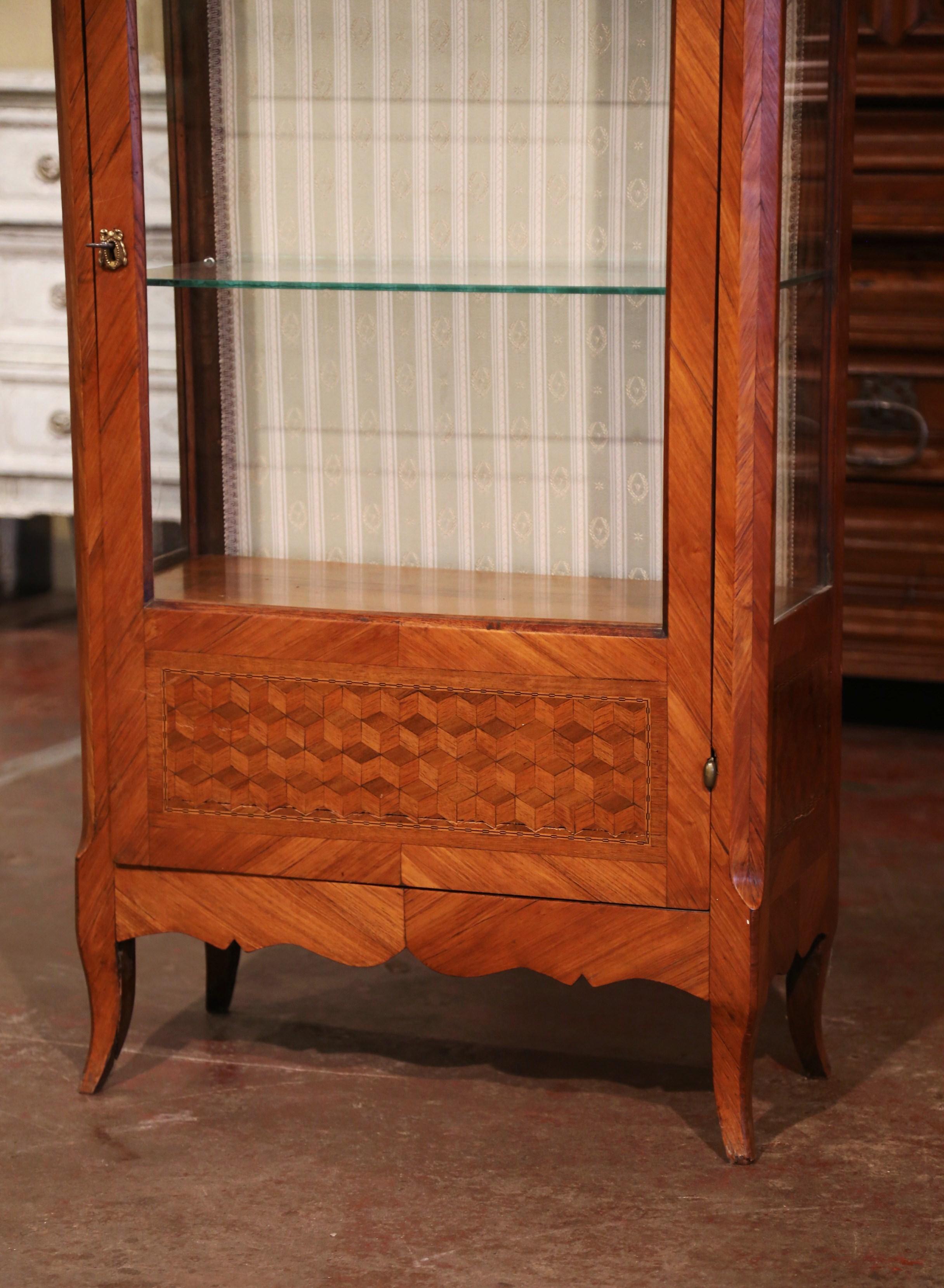 19th Century French Louis XV Carved Kingwood Parquetry Vitrine with Marble Top In Excellent Condition In Dallas, TX