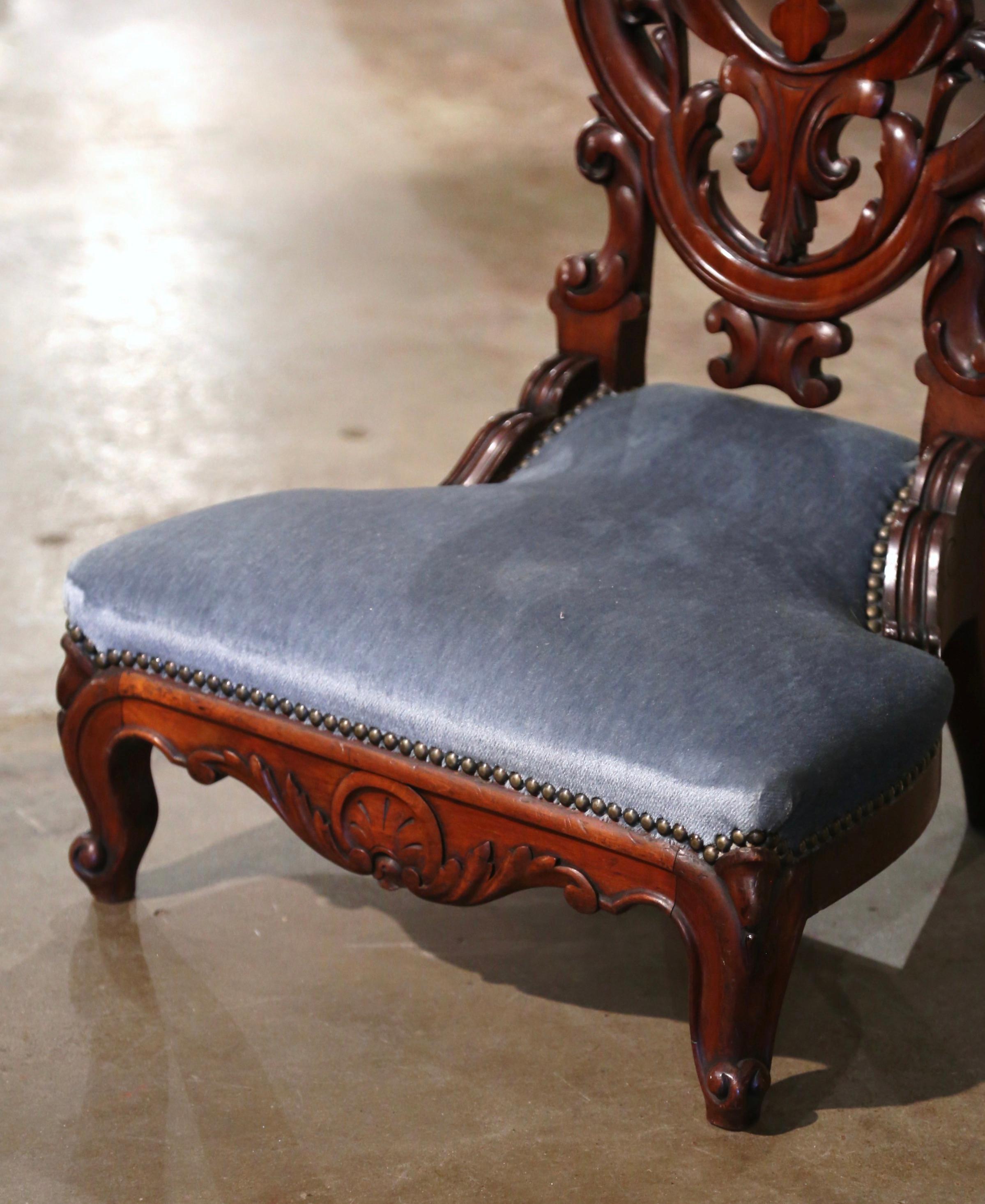 Place this elegant antique prayer chair in a bedroom for your daily devotions. Crafted in France, circa 1960, the traditional mahogany kneeler sits on cabriole legs ending with escargot feet over a scalloped apron decorated with a carved shell and