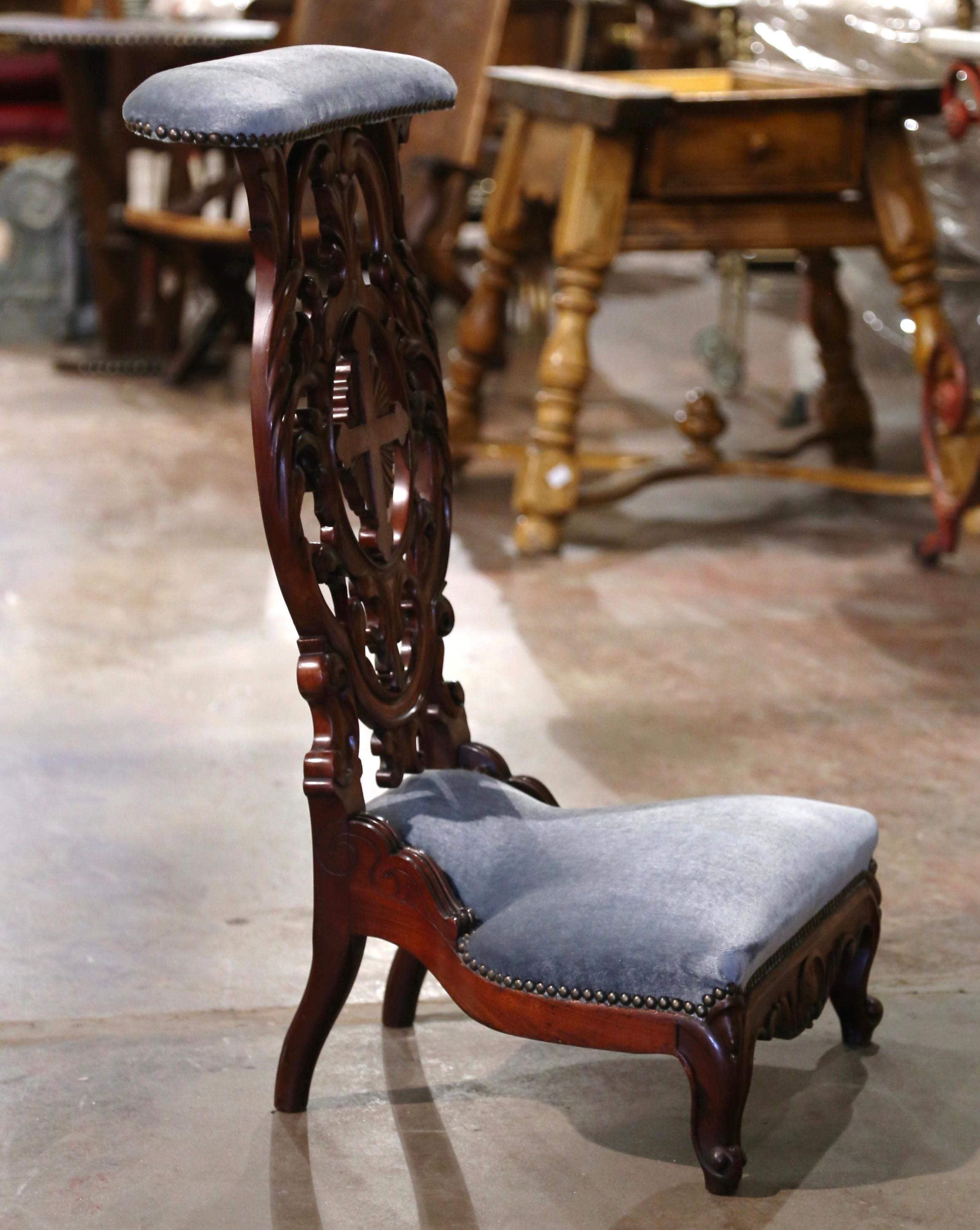 19th Century French Louis XV Carved Mahogany Prayer Bench with Velvet Upholstery For Sale 1