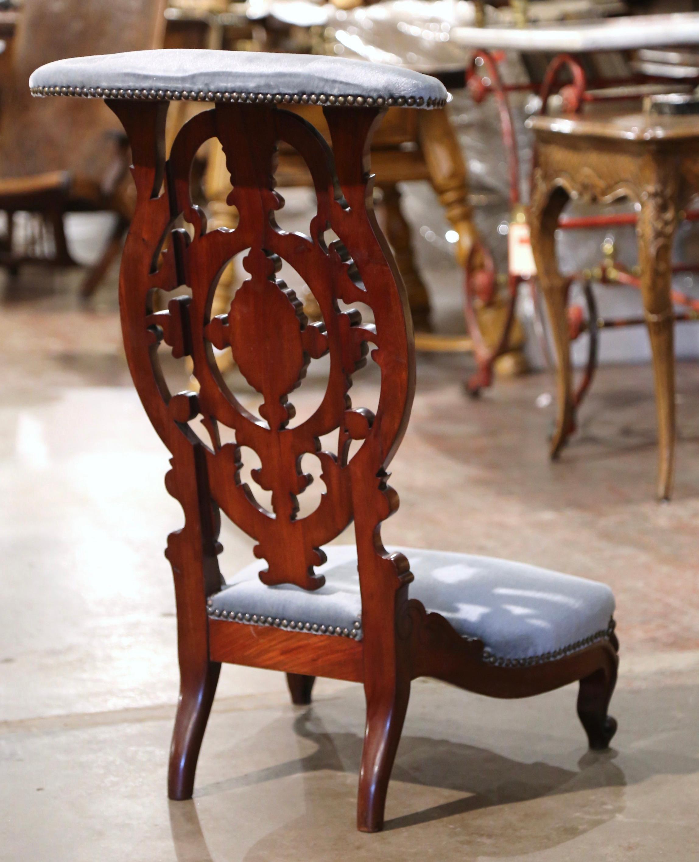 19th Century French Louis XV Carved Mahogany Prayer Bench with Velvet Upholstery For Sale 2