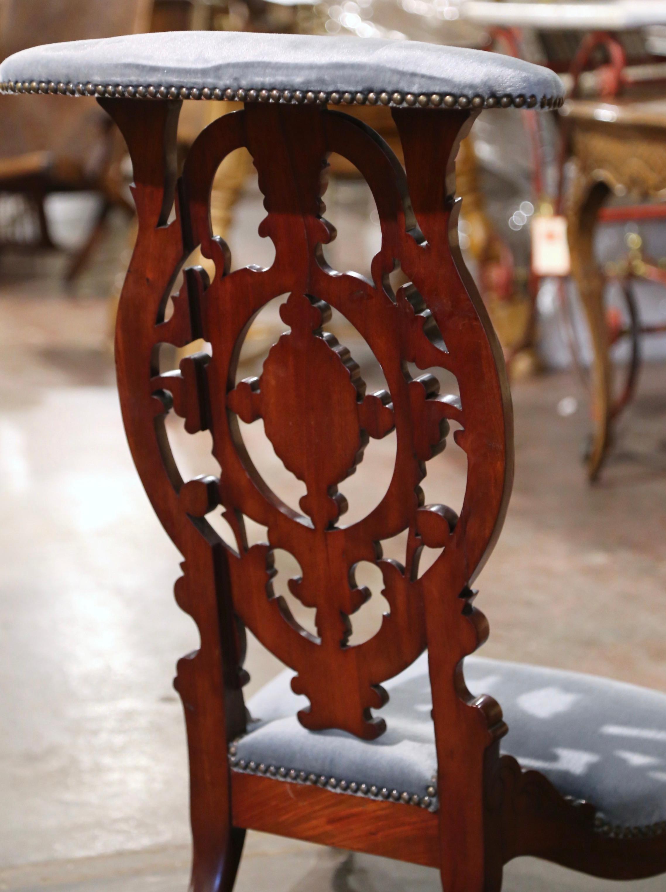 19th Century French Louis XV Carved Mahogany Prayer Bench with Velvet Upholstery For Sale 3