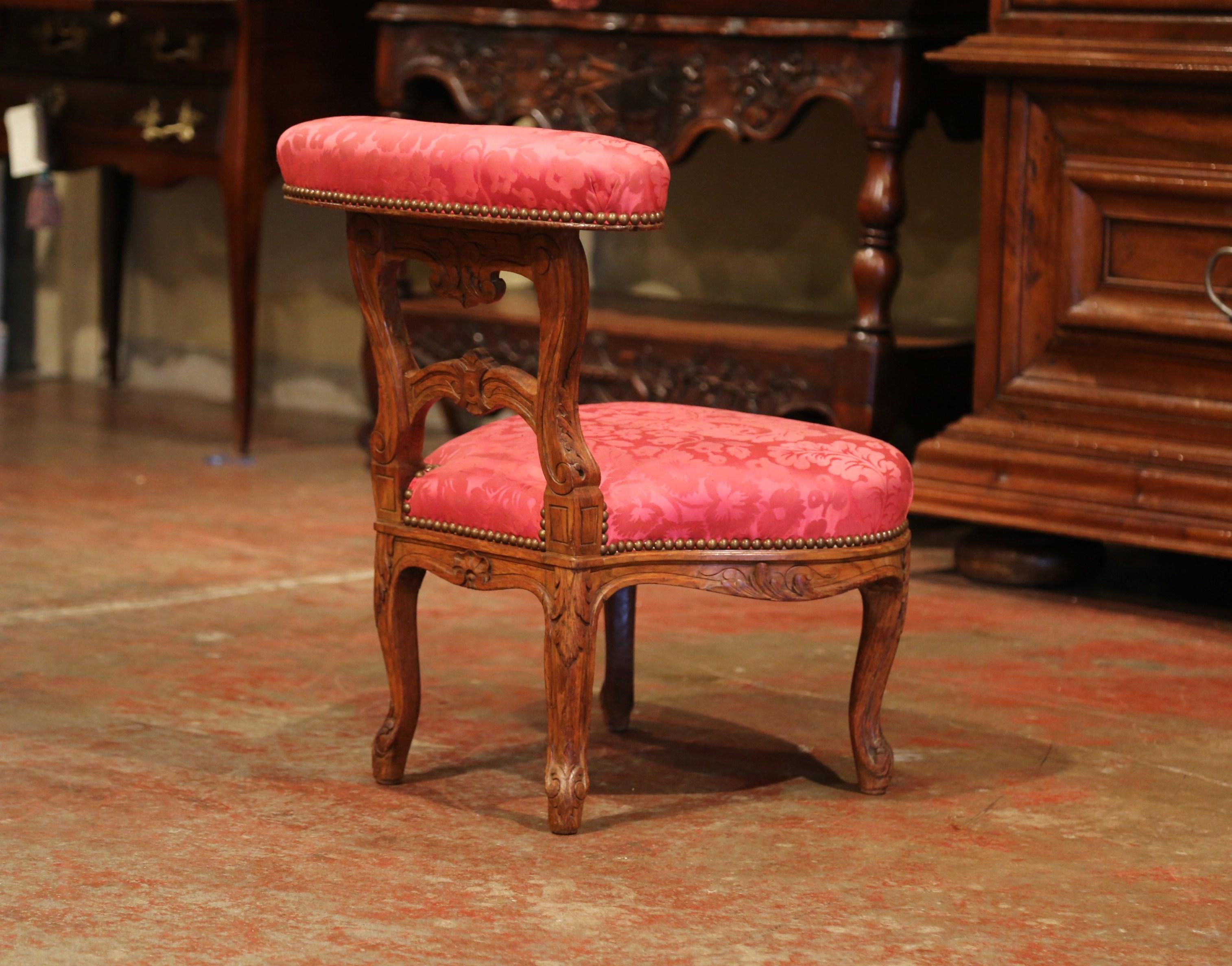 19th Century French Louis XV Carved Oak Chauffeuse Chair with Silk Upholstery 6