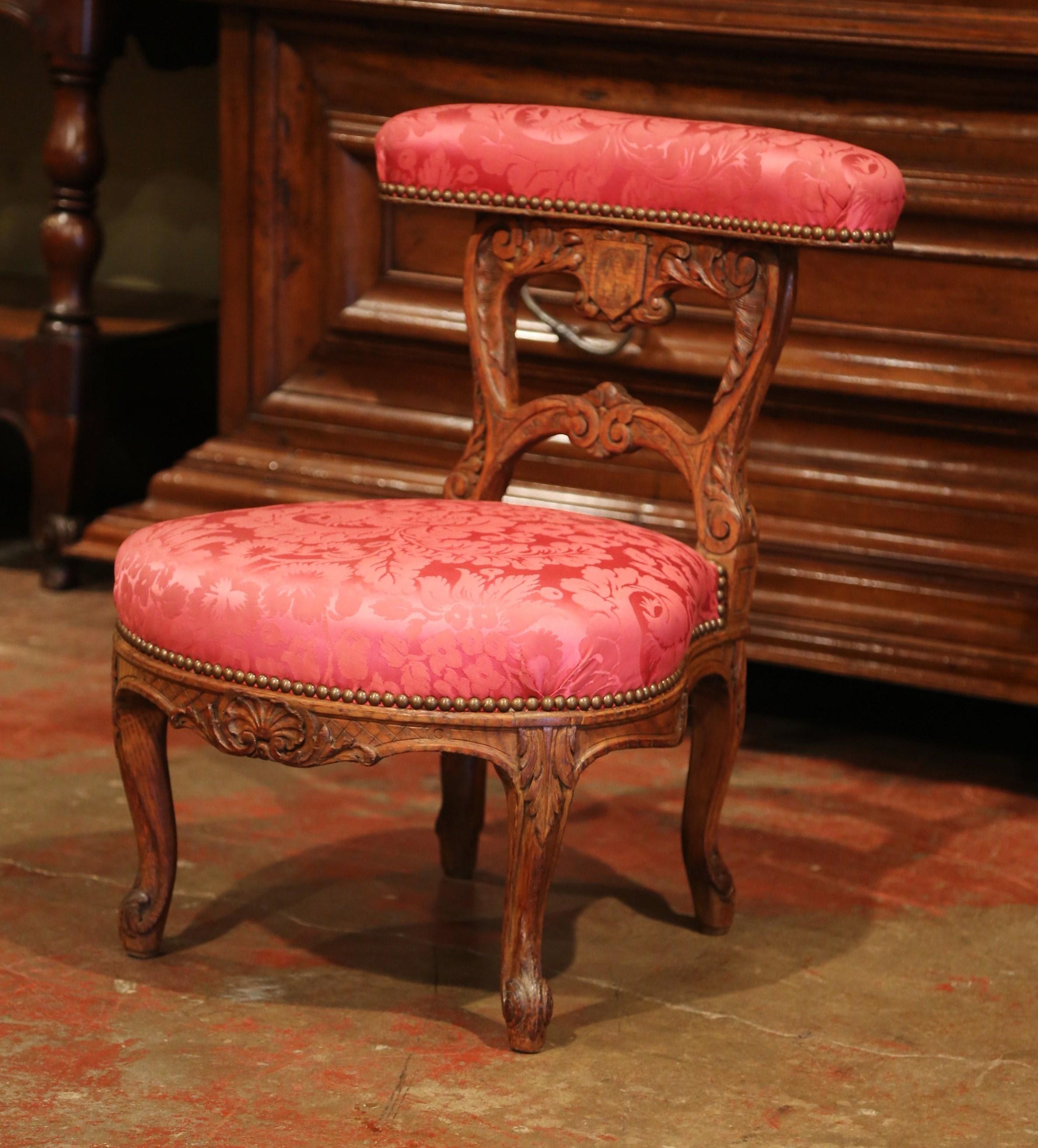 19th Century French Louis XV Carved Oak Chauffeuse Chair with Silk Upholstery 1