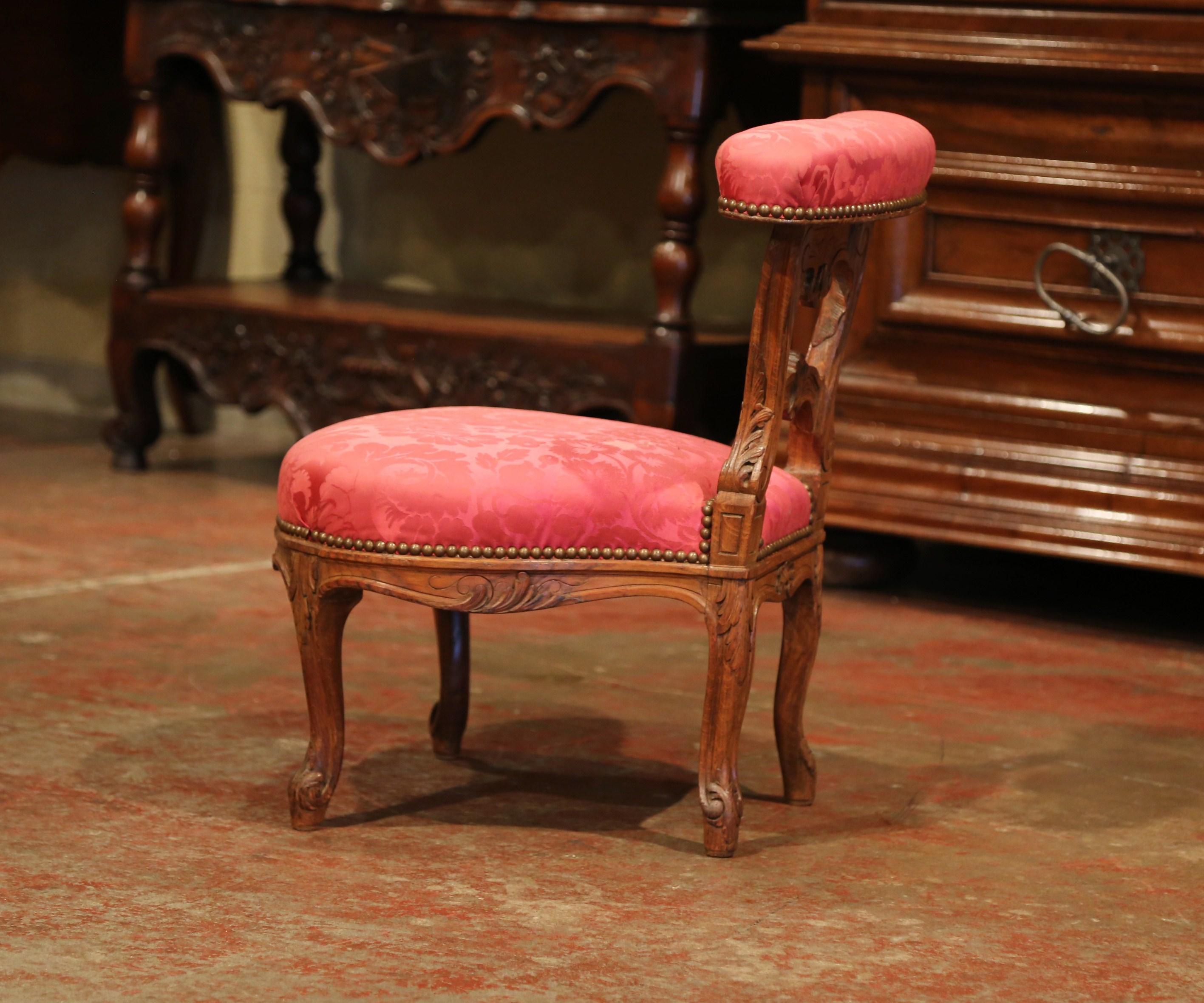 19th Century French Louis XV Carved Oak Chauffeuse Chair with Silk Upholstery 5