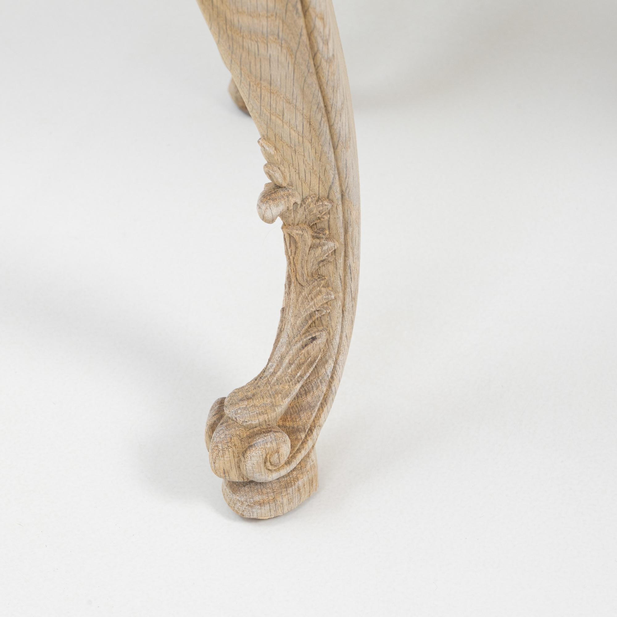 Table d'appoint en chêne sculpté Louis XV du XIXe siècle en vente 5