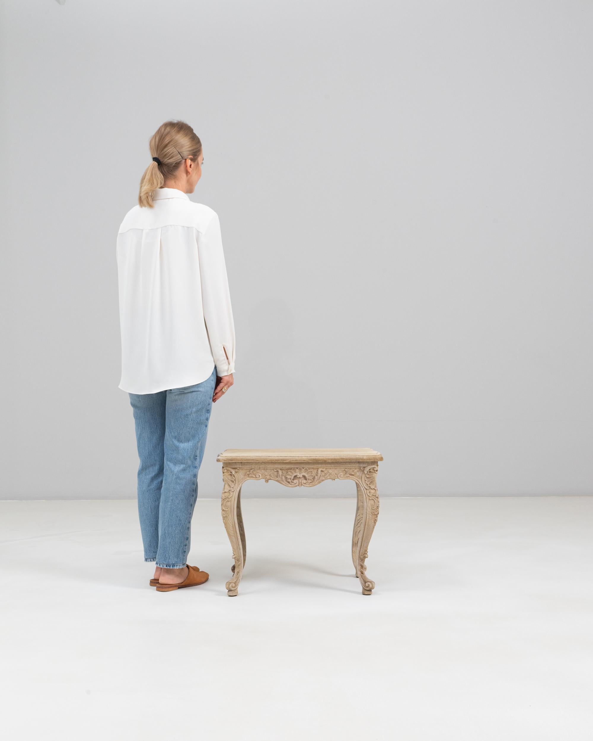 Français Table d'appoint en chêne sculpté Louis XV du XIXe siècle en vente