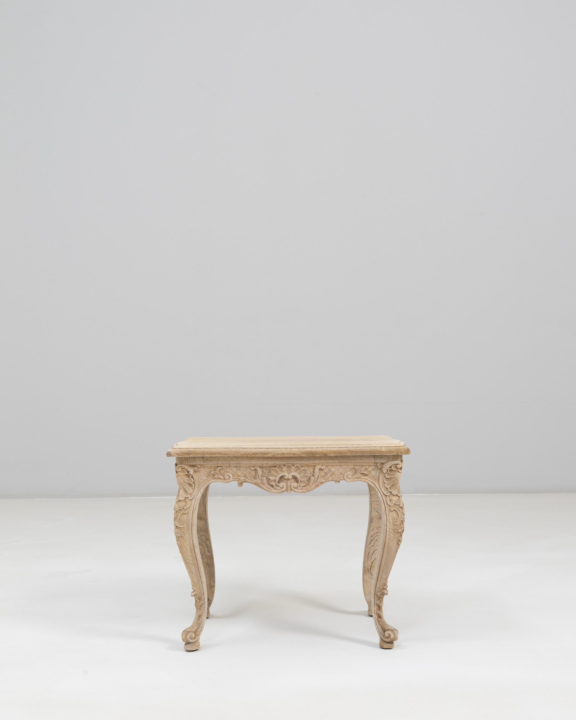 Table d'appoint en chêne sculpté Louis XV du XIXe siècle Bon état - En vente à High Point, NC