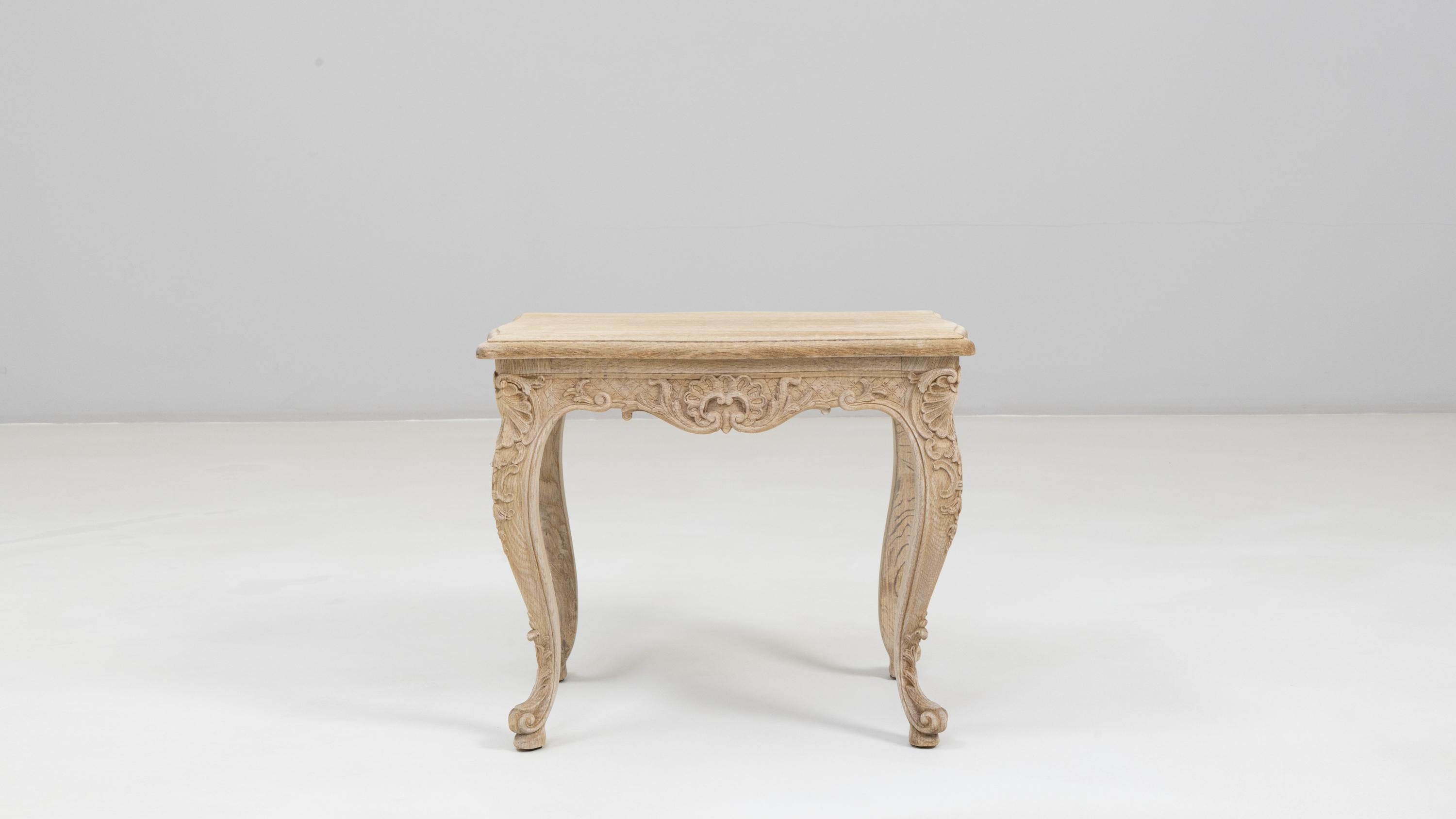 Chêne Table d'appoint en chêne sculpté Louis XV du XIXe siècle en vente