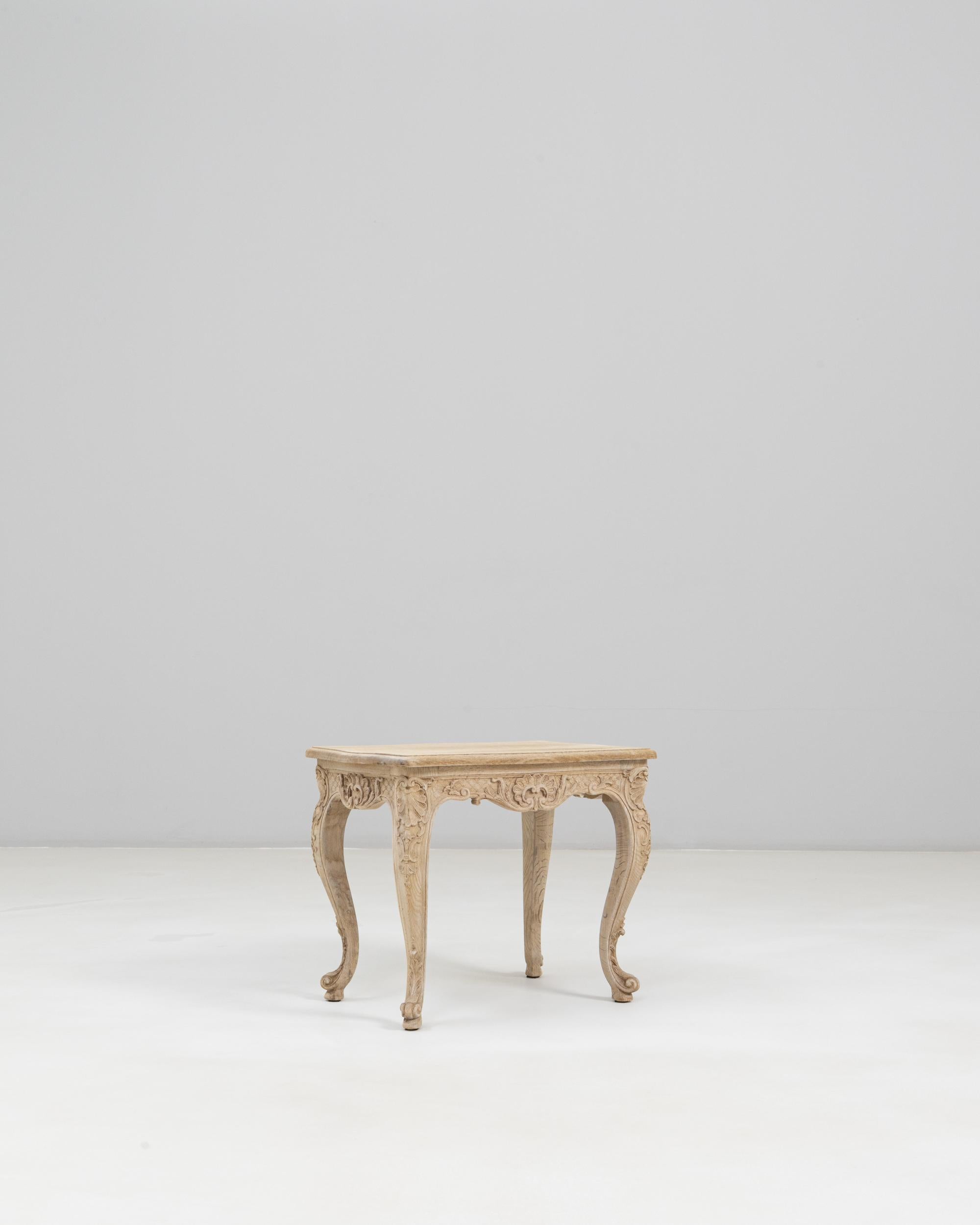 Table d'appoint en chêne sculpté Louis XV du XIXe siècle en vente 1