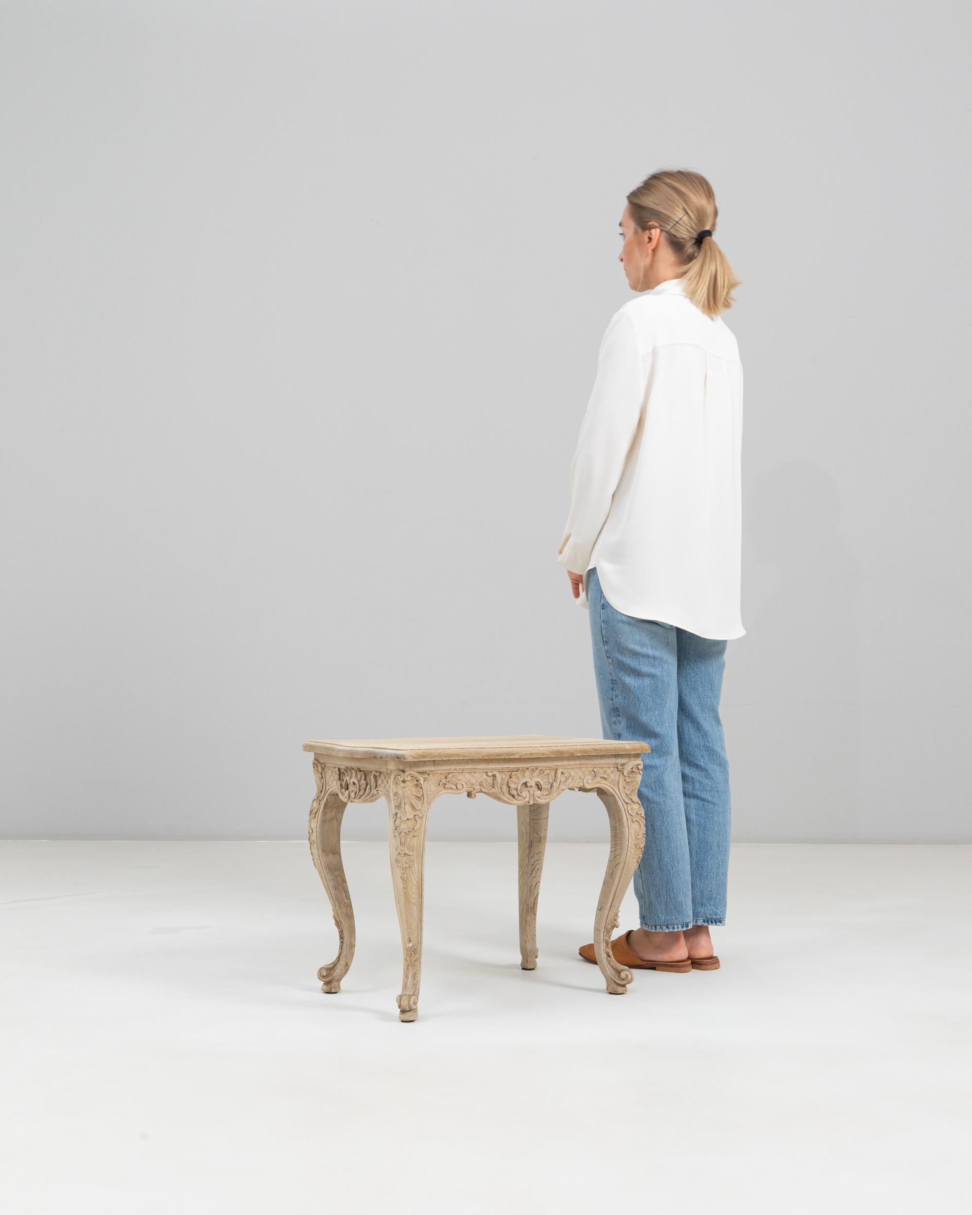 Table d'appoint en chêne sculpté Louis XV du XIXe siècle en vente 2