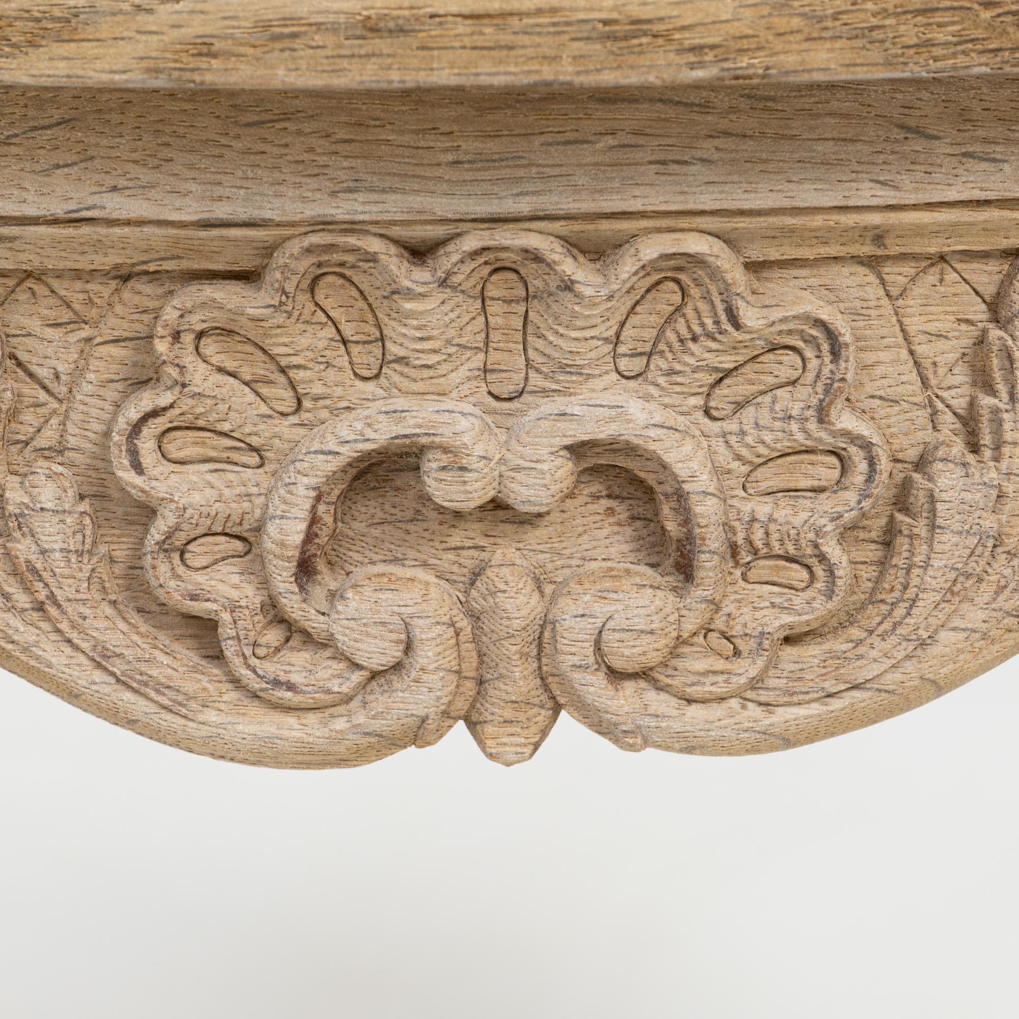 Table d'appoint en chêne sculpté Louis XV du XIXe siècle en vente 4