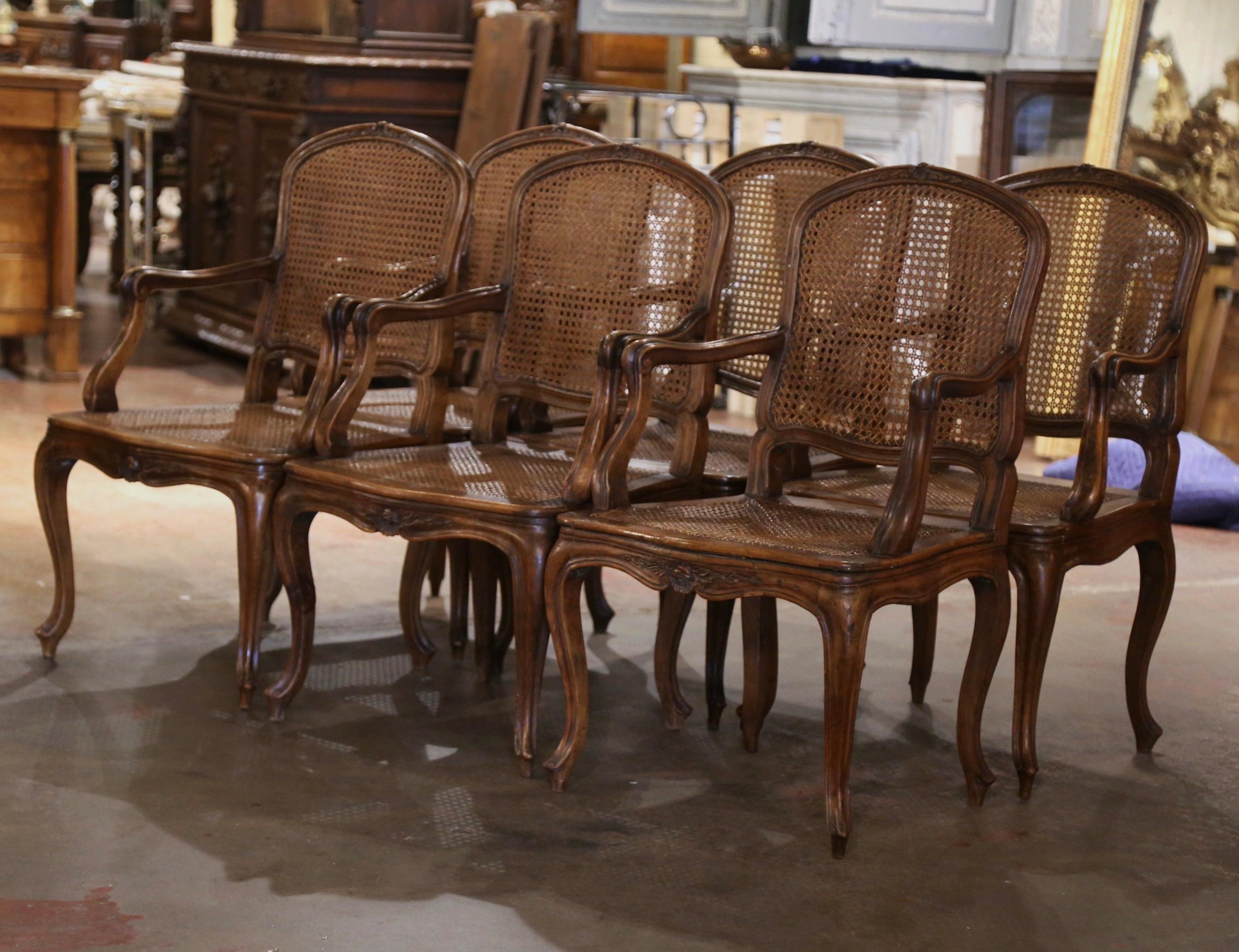 Arreda una sala da pranzo o una sala per la colazione con questa elegante suite di poltrone antiche. Realizzata in Francia intorno al 1880, ogni sedia è costruita in noce massiccio e poggia graziosamente su classiche gambe cabriole che terminano con