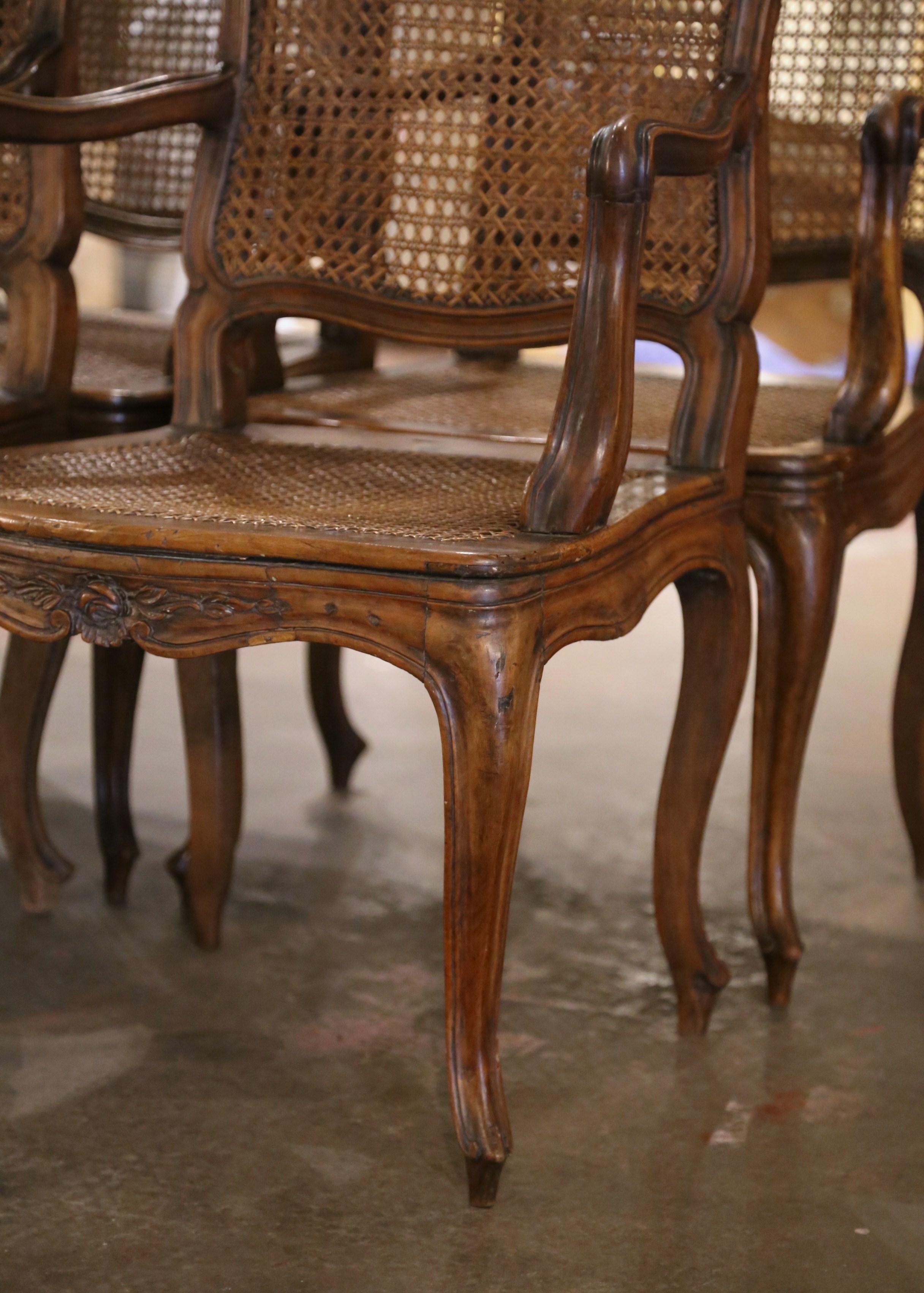 Poltrone da pranzo francesi Louis XV intagliate in noce e canne del XIX secolo, set di 6 In condizioni ottime in vendita a Dallas, TX