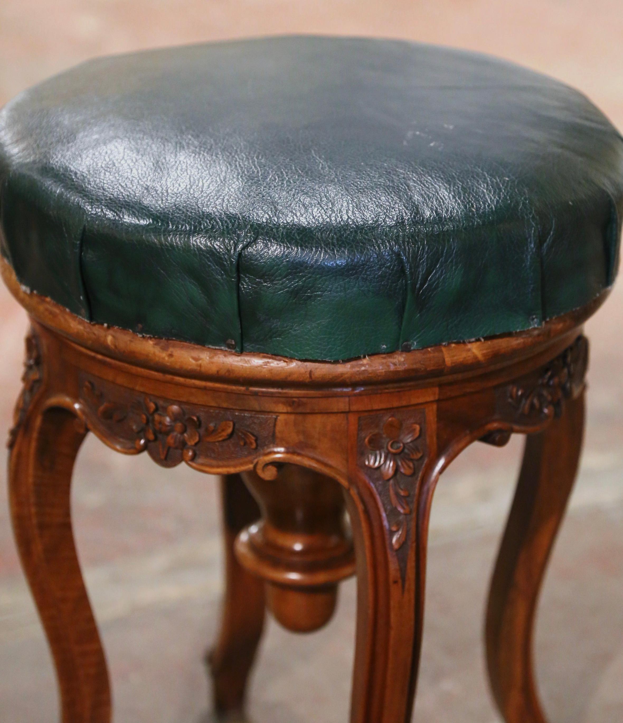 Francese Sgabello per pianoforte regolabile in legno di noce e pelle intagliato Luigi XV del XIX secolo in vendita
