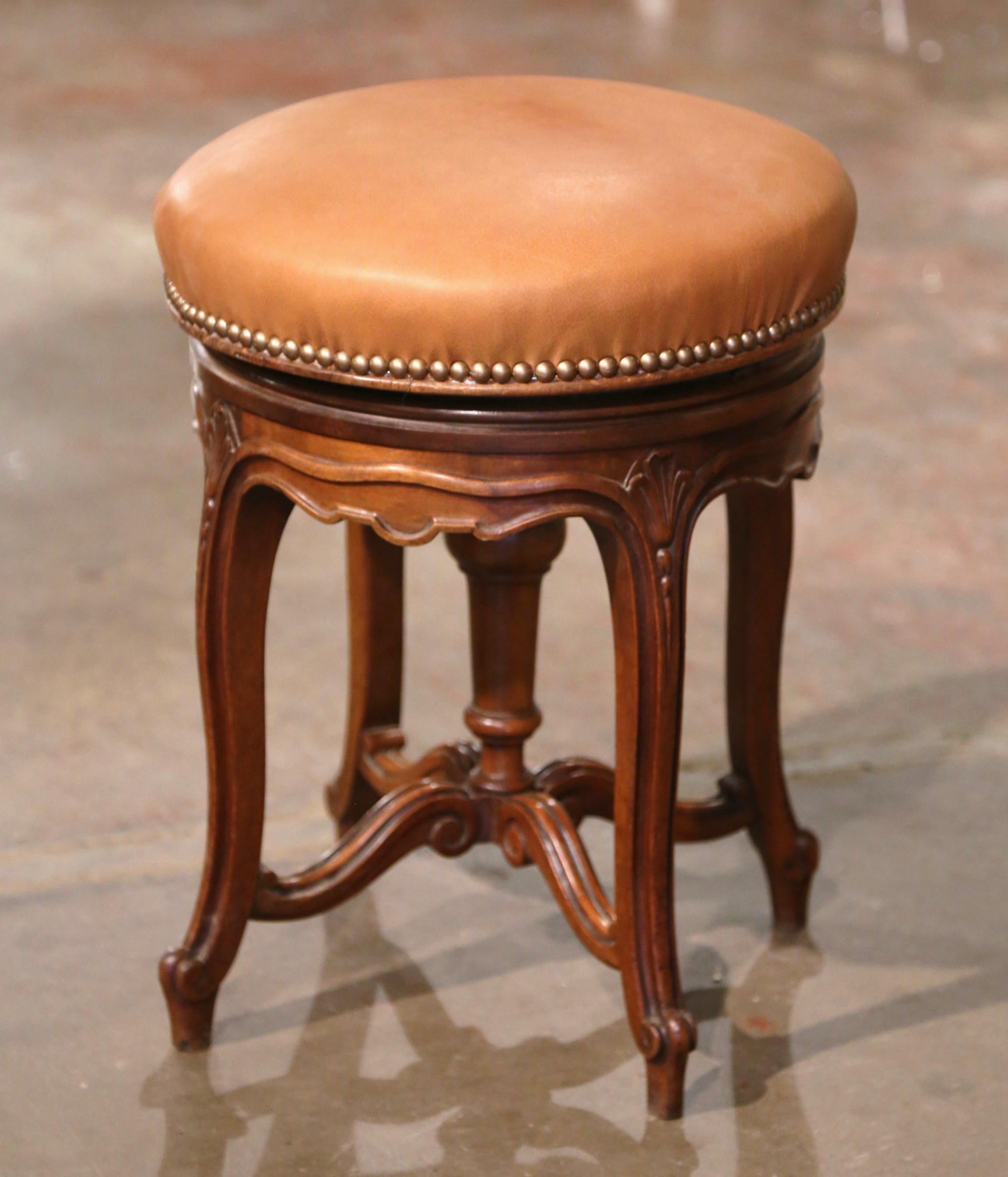 19th Century French Louis XV Carved Walnut and Leather Adjustable Piano Stool For Sale 1