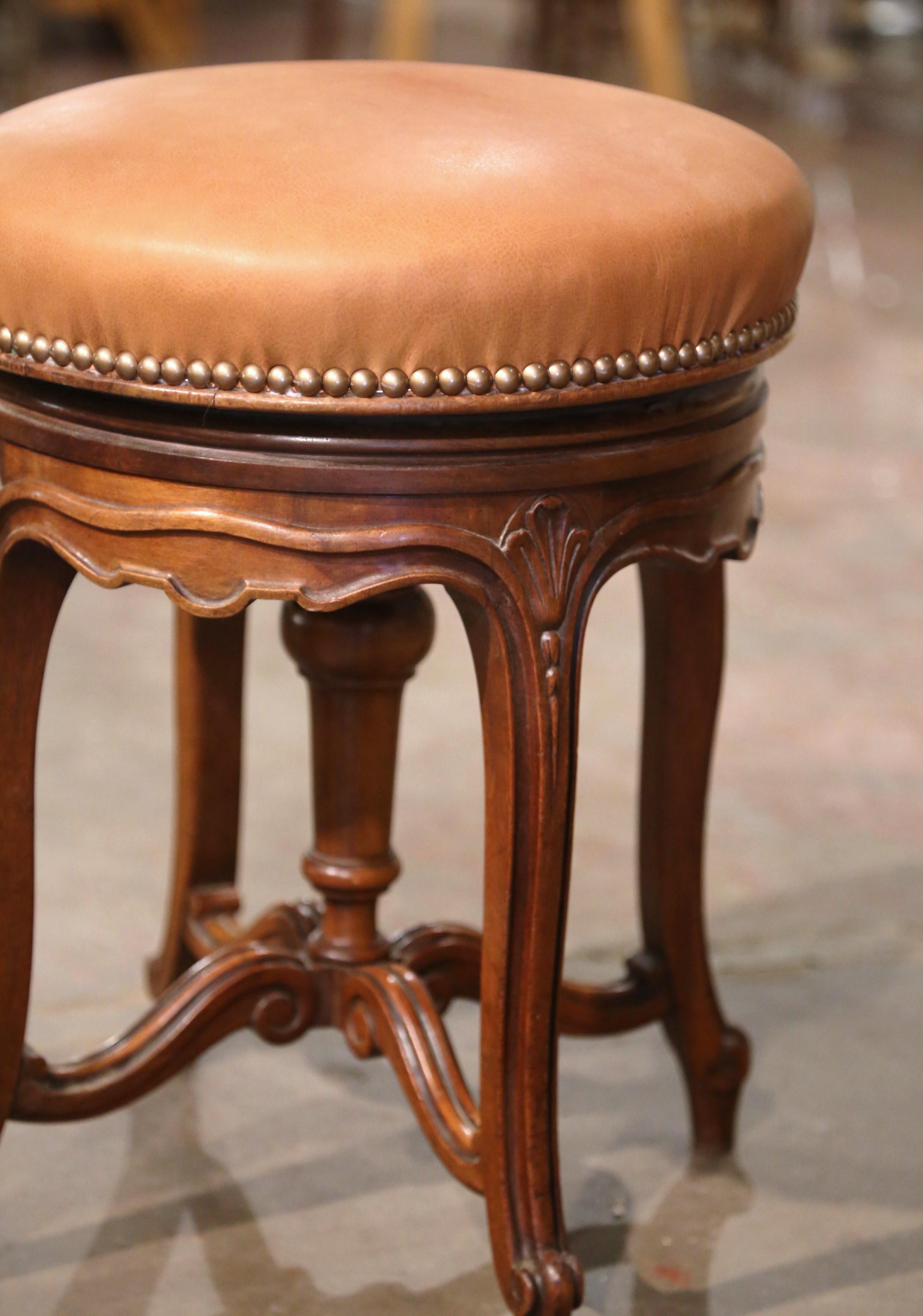 19th Century French Louis XV Carved Walnut and Leather Adjustable Piano Stool For Sale 2