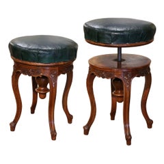 Tabouret de piano réglable en noyer sculpté et cuir, de style Louis XV, du 19ème siècle.